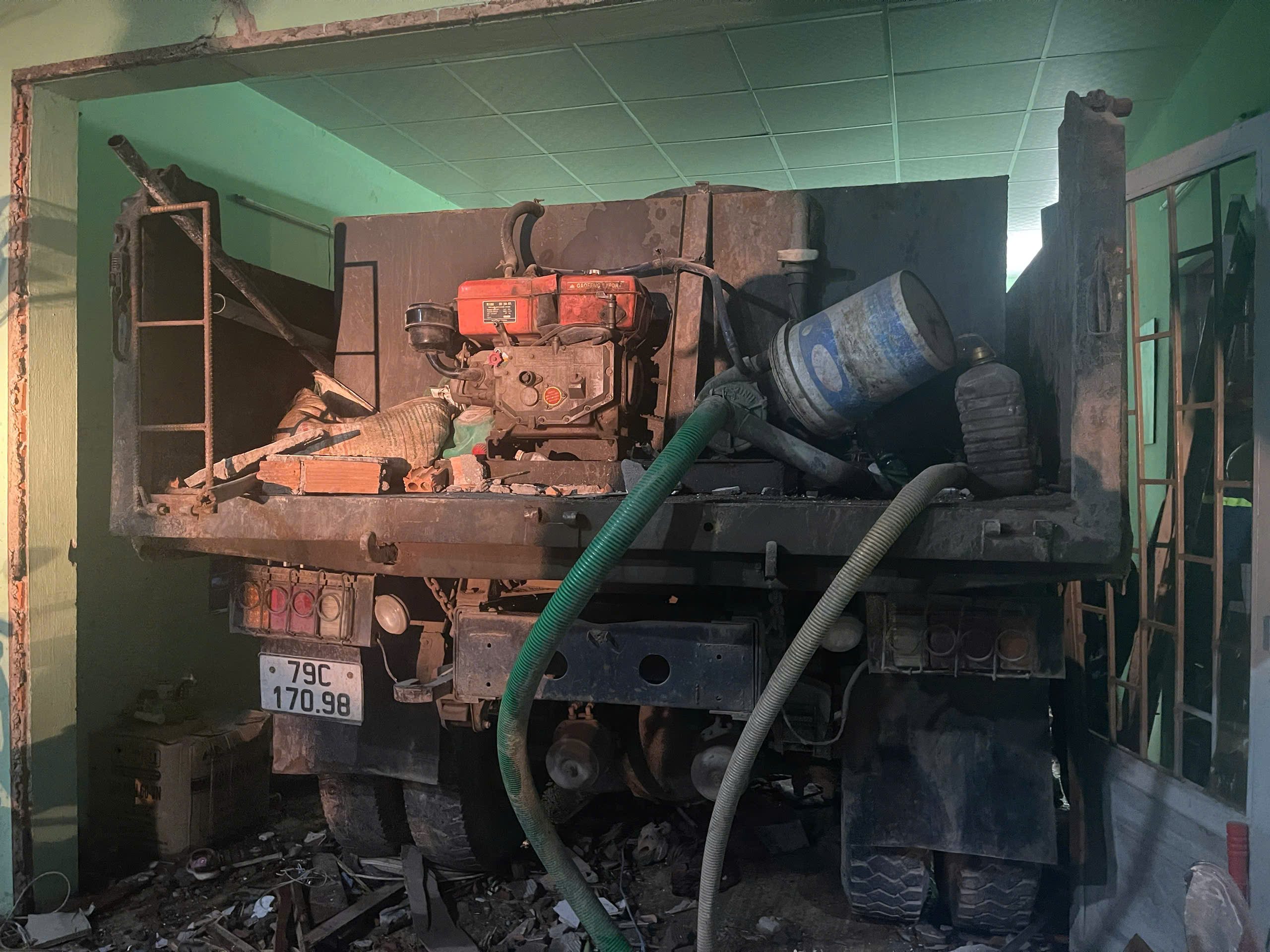 Xe tải đ&acirc;m v&agrave;o ph&ograve;ng ngủ, hai người thương vong- Ảnh 1.
