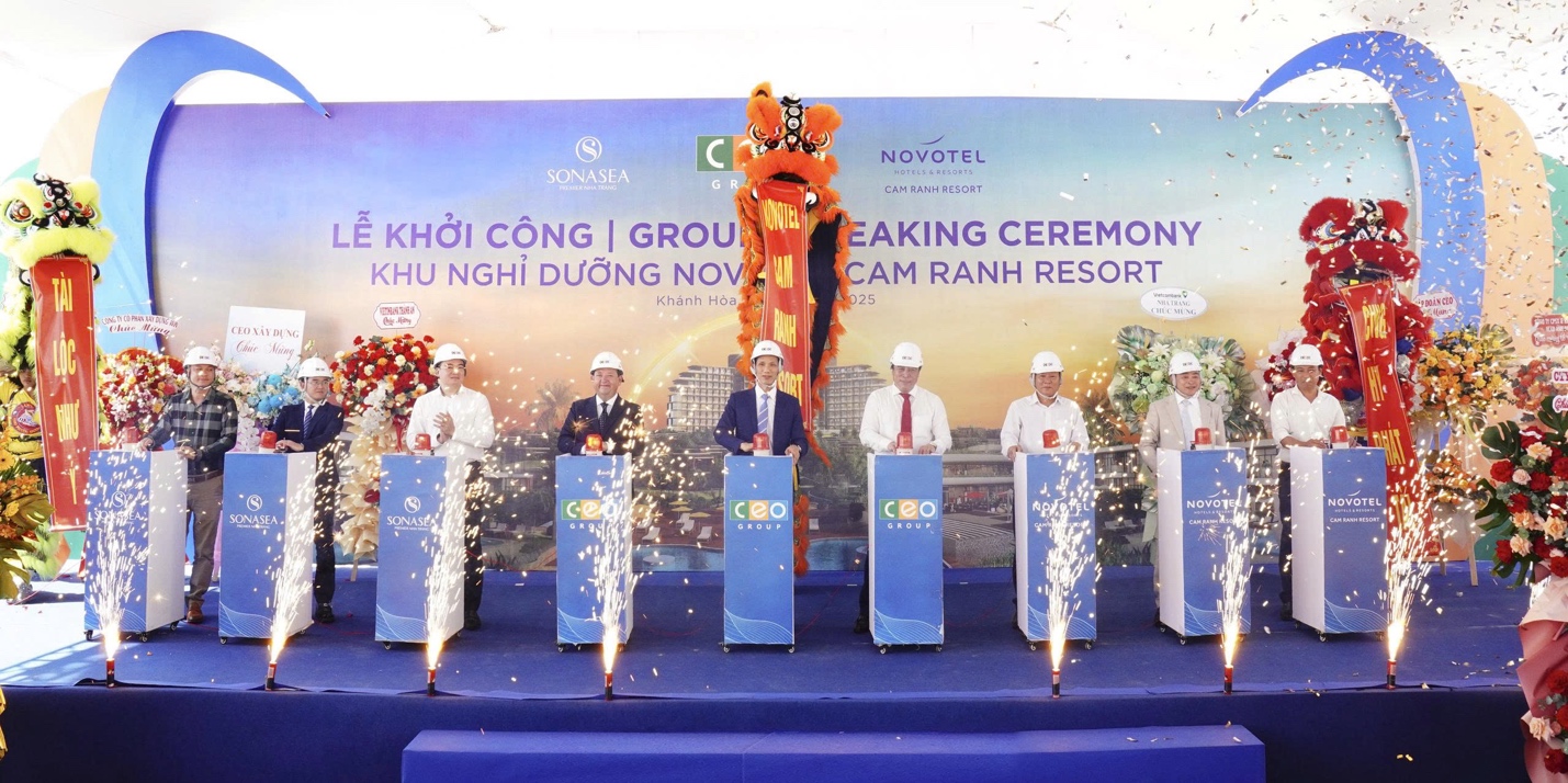 C&oacute; thể l&agrave; h&igrave;nh ảnh về 7 người, c&aacute;i bục v&agrave; văn bản cho biết 'SONASFA LỄ KHỞI C&Ocirc;NG| C&Ocirc;NG|GROU I GROU KHU NGHỈ DƯỠNG NOV UI IDORiTD 42302 NOVOTEL HATIEEREST ACSOST EAKING CEREMONY CAM RANH RESORT 025 "肉 SONAYEA 9 ONASEA ONAS ceo ceo oKeKb NOVOTEL'