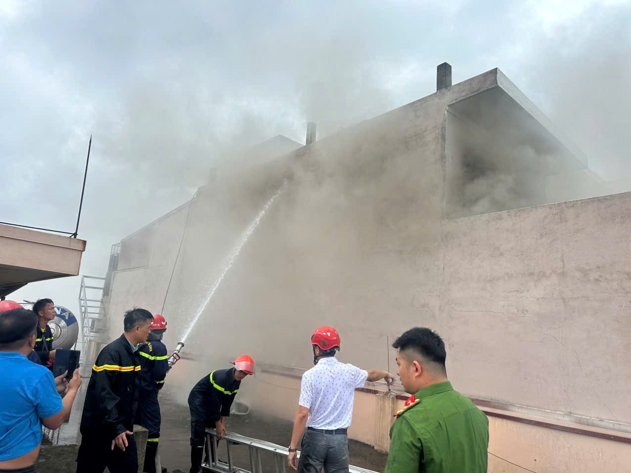 Ch&aacute;y qu&aacute;n karaoke ở Hải Ph&ograve;ng, một người tử vong- Ảnh 1.