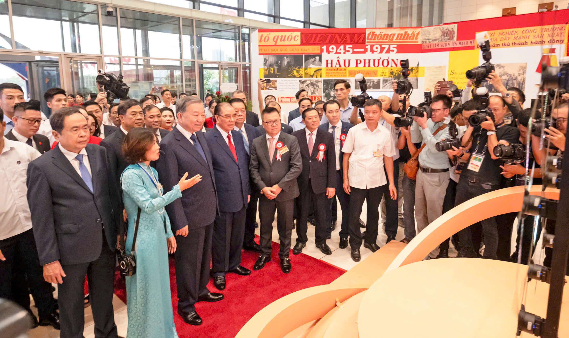 Tổng Bí thư Tô Lâm trao tặng Huân chương Hồ Chí Minh cho Báo chí cách mạng Việt Nam- Ảnh 1. Tổng Bí thư Tô Lâm trao tặng Huân chương Hồ Chí Minh cho Báo chí cách mạng Việt Nam- Ảnh 1.