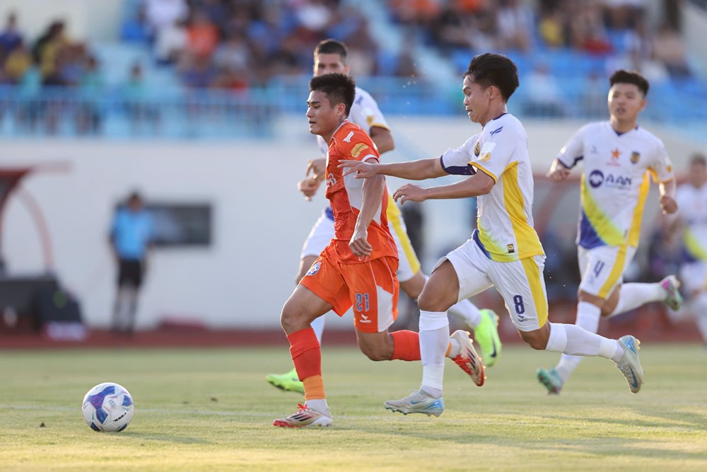 V-League: H&agrave; Nội FC tiễn B&igrave;nh Định xuống hạng, Đ&agrave; Nẵng may mắn tho&aacute;t &ldquo;cửa tử&rdquo;- Ảnh 2.