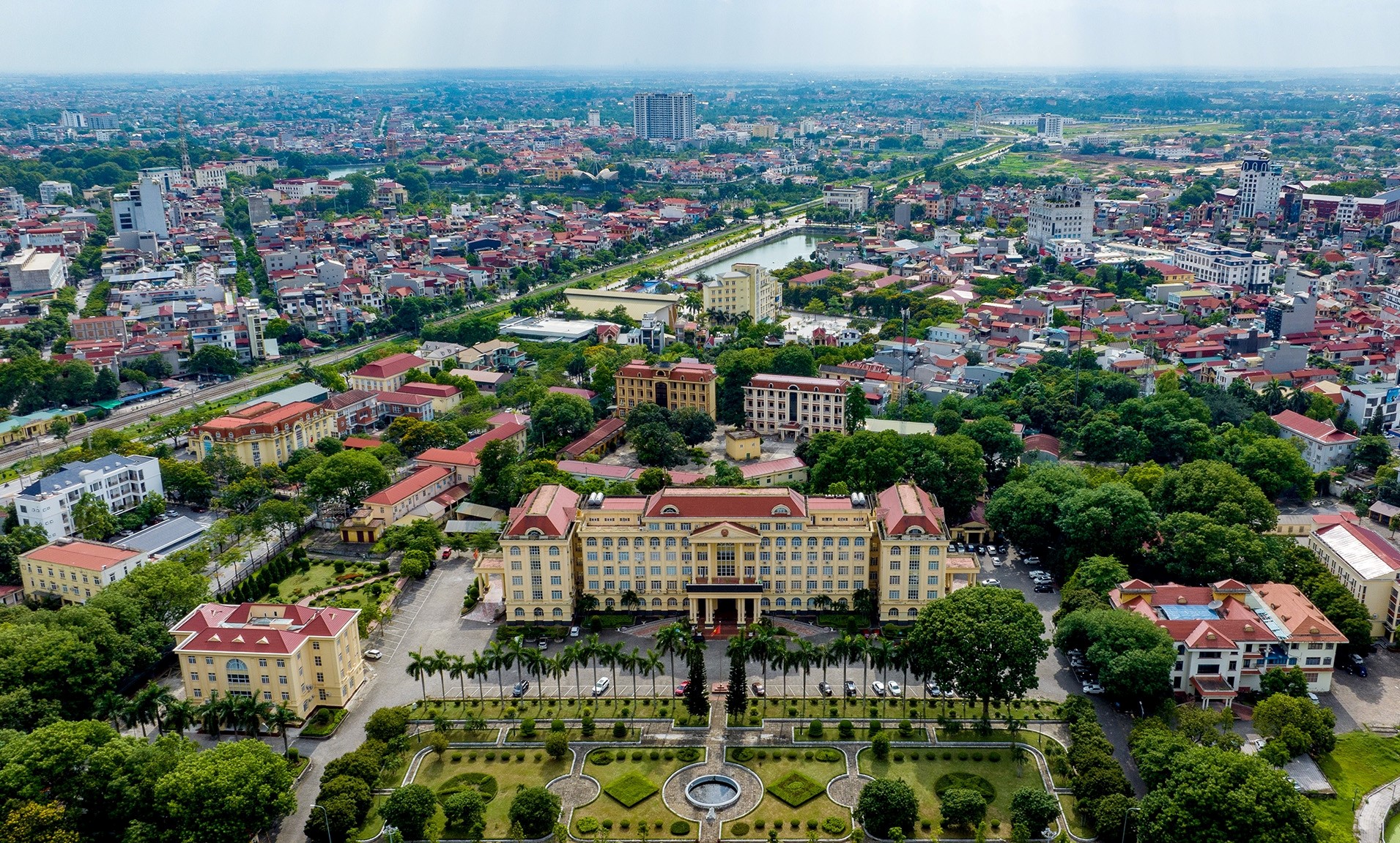 Thủ tướng chỉ đạo sắp xếp, bố tr&iacute; trụ sở l&agrave;m việc đồng bộ, tiết kiệm- Ảnh 1.