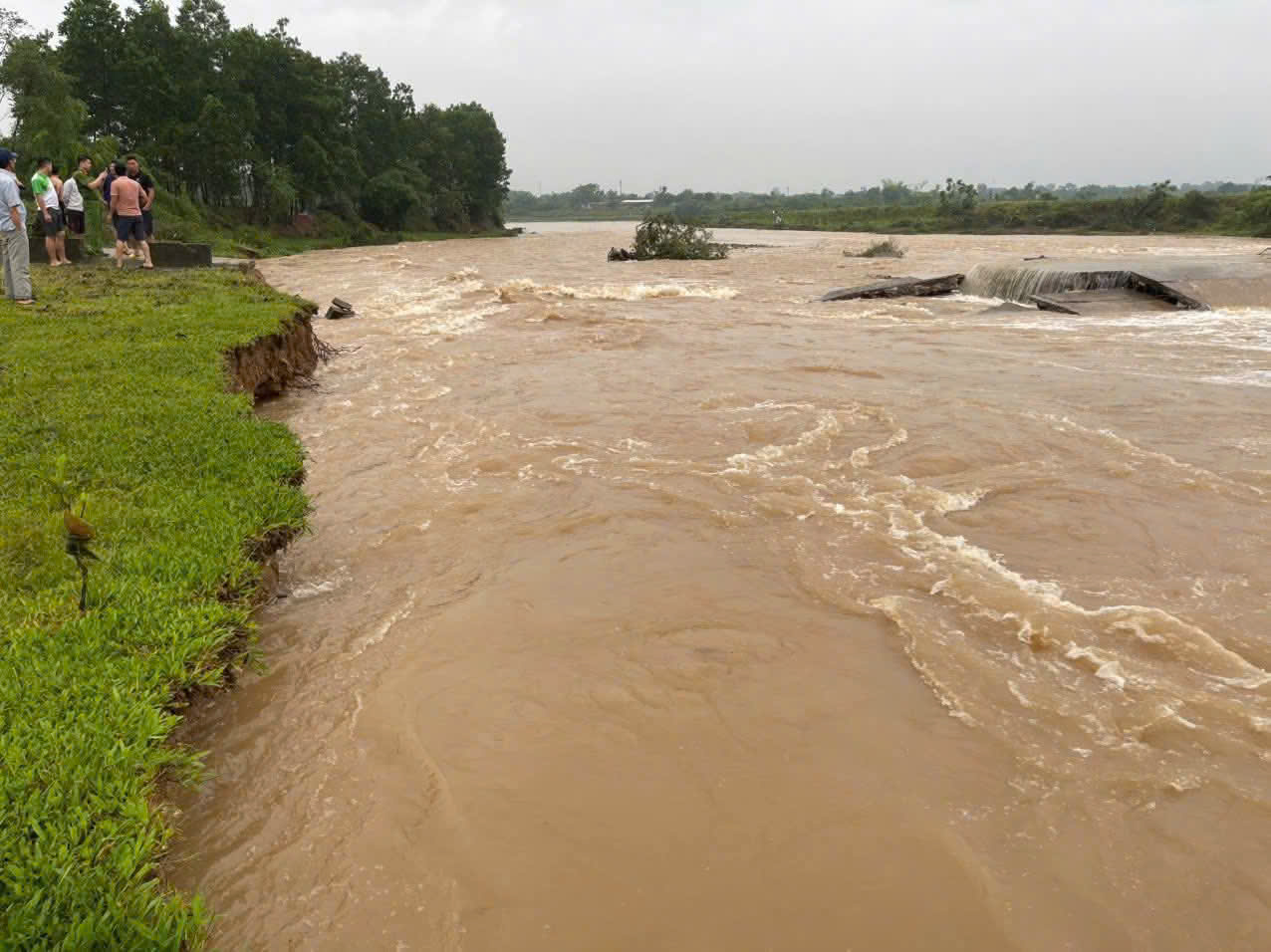 Th&aacute;i Nguy&ecirc;n: Cầu tr&agrave;n B&igrave;nh Sơn bị lũ cuốn tr&ocirc;i, giao th&ocirc;ng chia cắt- Ảnh 2.