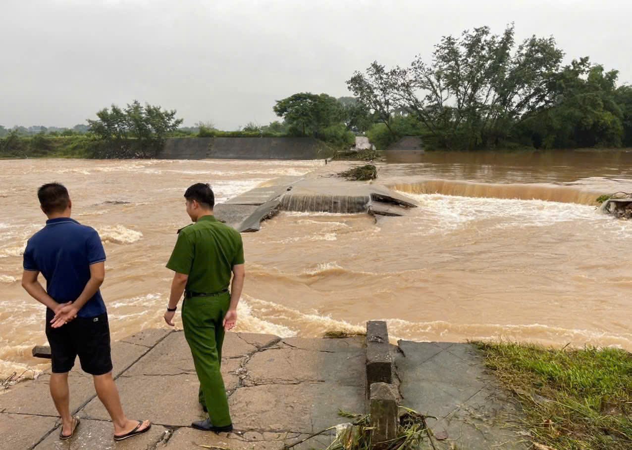 Th&aacute;i Nguy&ecirc;n: Cầu tr&agrave;n B&igrave;nh Sơn bị lũ cuốn tr&ocirc;i, giao th&ocirc;ng chia cắt- Ảnh 1.