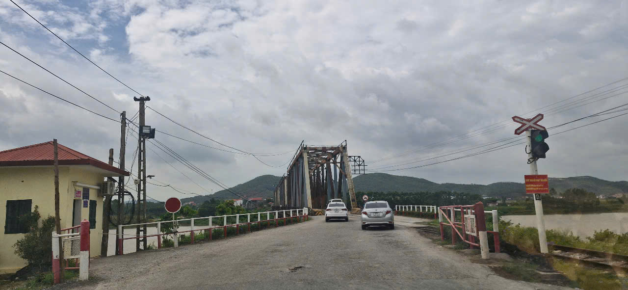 Hơn 100 người chia 3 ca bảo đảm tiến độ xây cầu Cẩm Lý- Ảnh 16. Hơn 100 người chia 3 ca bảo đảm tiến độ xây cầu Cẩm Lý- Ảnh 16.