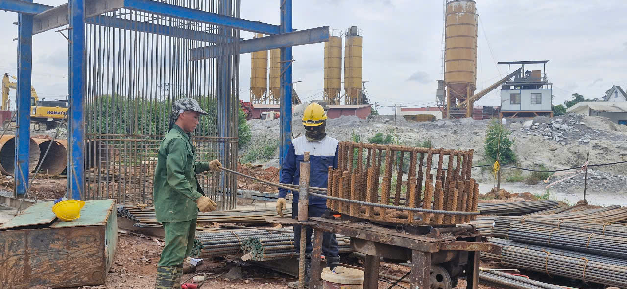 Hơn 100 người chia 3 ca bảo đảm tiến độ xây cầu Cẩm Lý- Ảnh 12. Hơn 100 người chia 3 ca bảo đảm tiến độ xây cầu Cẩm Lý- Ảnh 12.