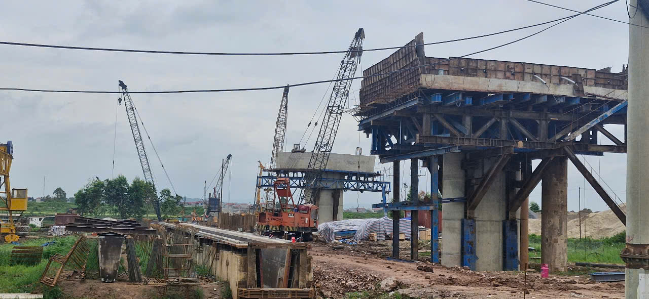 Hơn 100 người chia 3 ca bảo đảm tiến độ xây cầu Cẩm Lý- Ảnh 13. Hơn 100 người chia 3 ca bảo đảm tiến độ xây cầu Cẩm Lý- Ảnh 13.