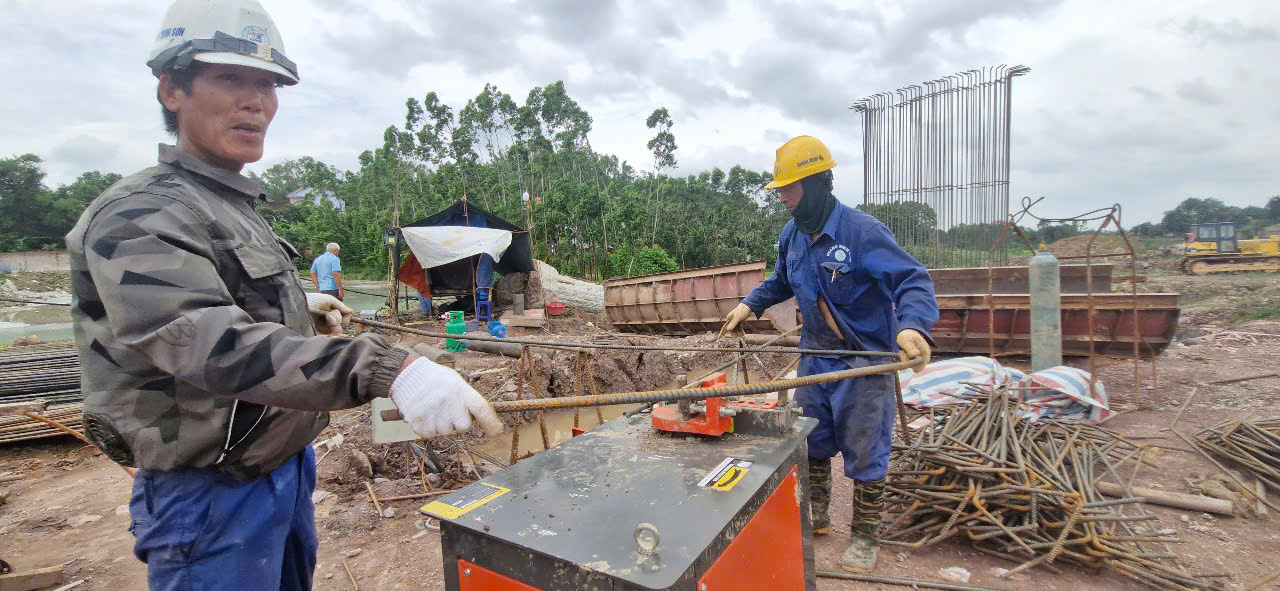 Hơn 100 người chia 3 ca bảo đảm tiến độ xây cầu Cẩm Lý- Ảnh 11. Hơn 100 người chia 3 ca bảo đảm tiến độ xây cầu Cẩm Lý- Ảnh 11.