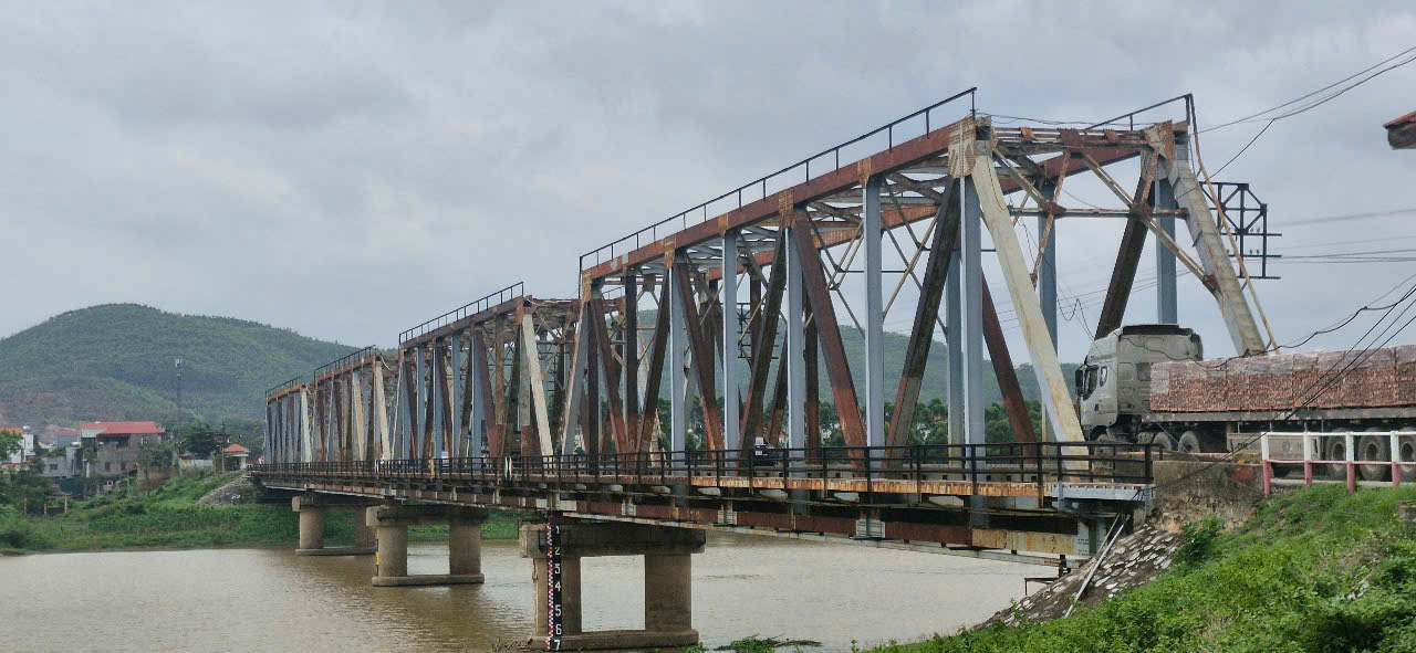 Hơn 100 người chia 3 ca bảo đảm tiến độ xây cầu Cẩm Lý- Ảnh 17. Hơn 100 người chia 3 ca bảo đảm tiến độ xây cầu Cẩm Lý- Ảnh 17.