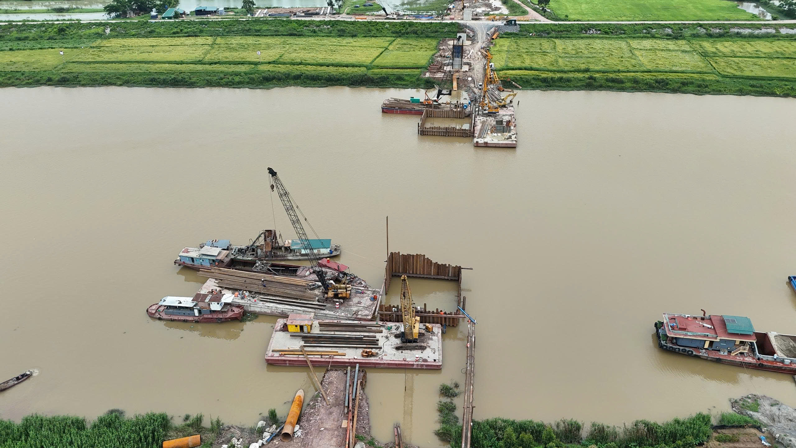 Hơn 100 người chia 3 ca bảo đảm tiến độ xây cầu Cẩm Lý- Ảnh 1. Hơn 100 người chia 3 ca bảo đảm tiến độ xây cầu Cẩm Lý- Ảnh 1.