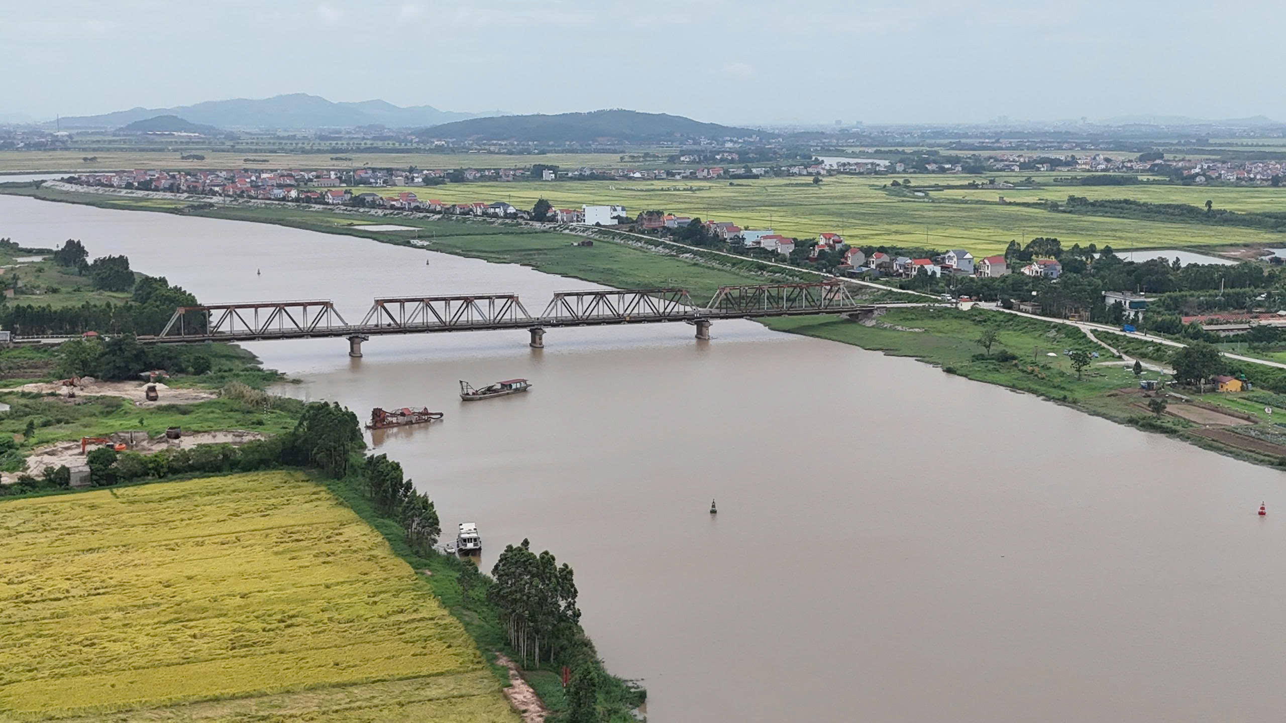 Hơn 100 người chia 3 ca bảo đảm tiến độ xây cầu Cẩm Lý- Ảnh 18. Hơn 100 người chia 3 ca bảo đảm tiến độ xây cầu Cẩm Lý- Ảnh 18.