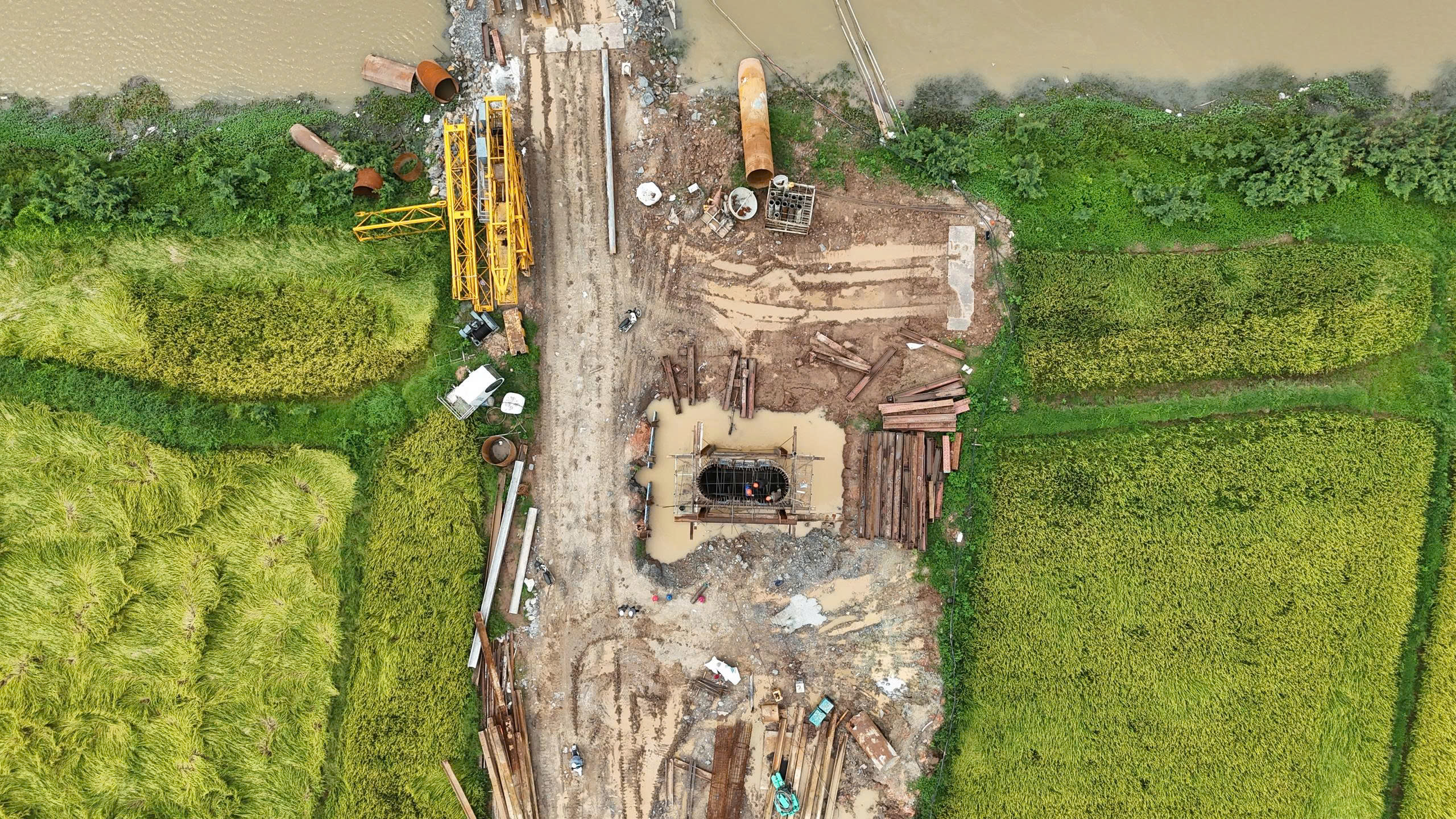 Hơn 100 người chia 3 ca bảo đảm tiến độ xây cầu Cẩm Lý- Ảnh 6. Hơn 100 người chia 3 ca bảo đảm tiến độ xây cầu Cẩm Lý- Ảnh 6.