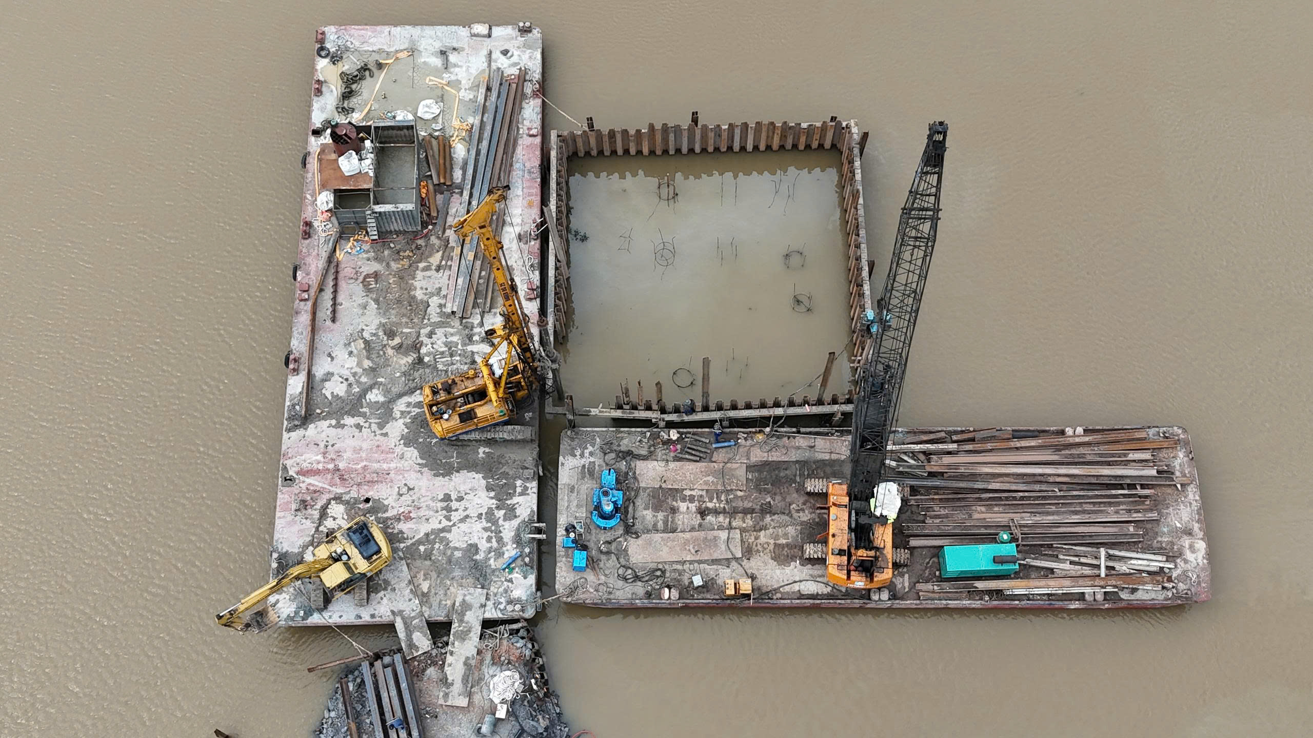 Hơn 100 người chia 3 ca bảo đảm tiến độ xây cầu Cẩm Lý- Ảnh 7. Hơn 100 người chia 3 ca bảo đảm tiến độ xây cầu Cẩm Lý- Ảnh 7.