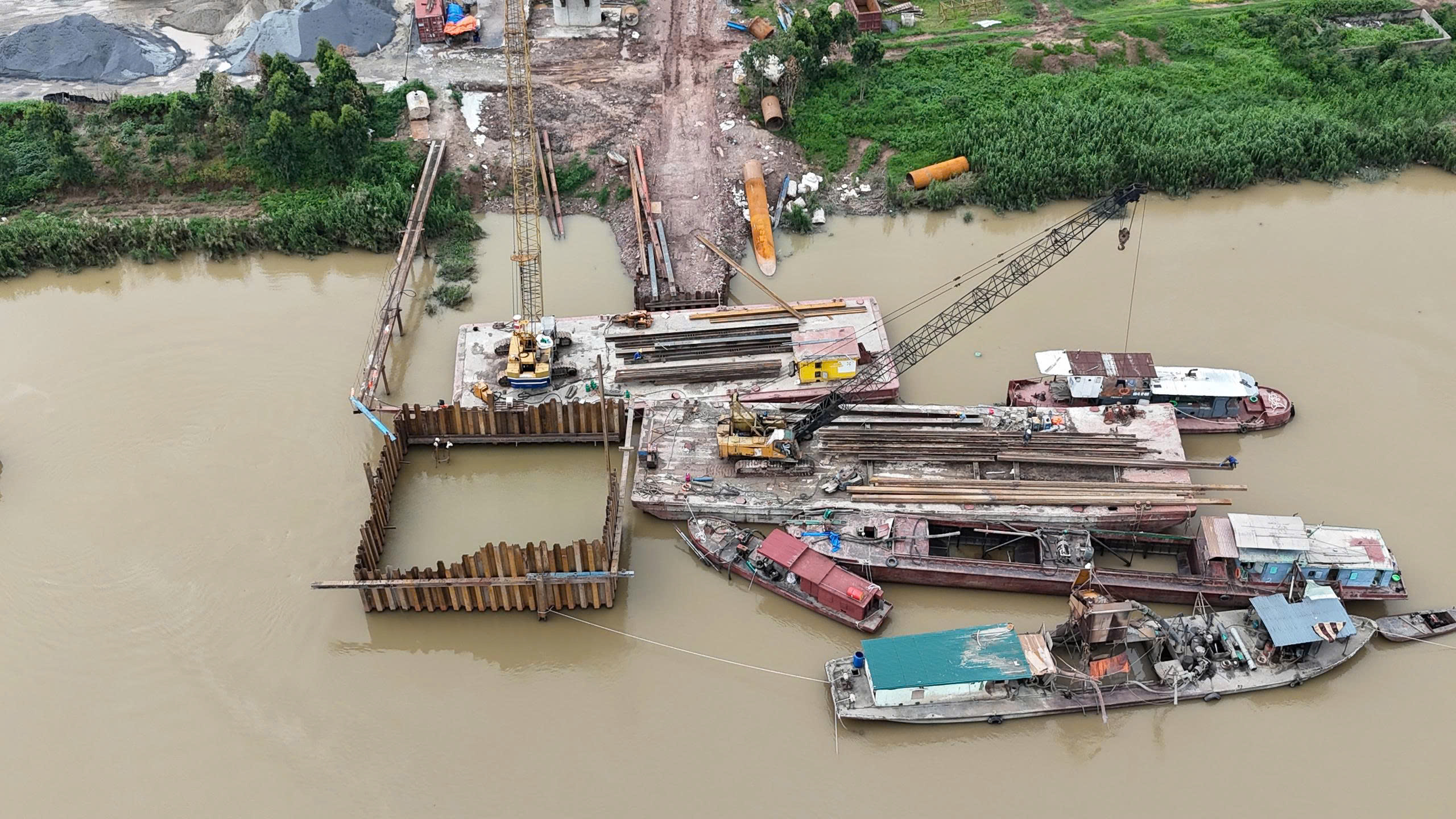 Hơn 100 người chia 3 ca bảo đảm tiến độ xây cầu Cẩm Lý- Ảnh 2. Hơn 100 người chia 3 ca bảo đảm tiến độ xây cầu Cẩm Lý- Ảnh 2.