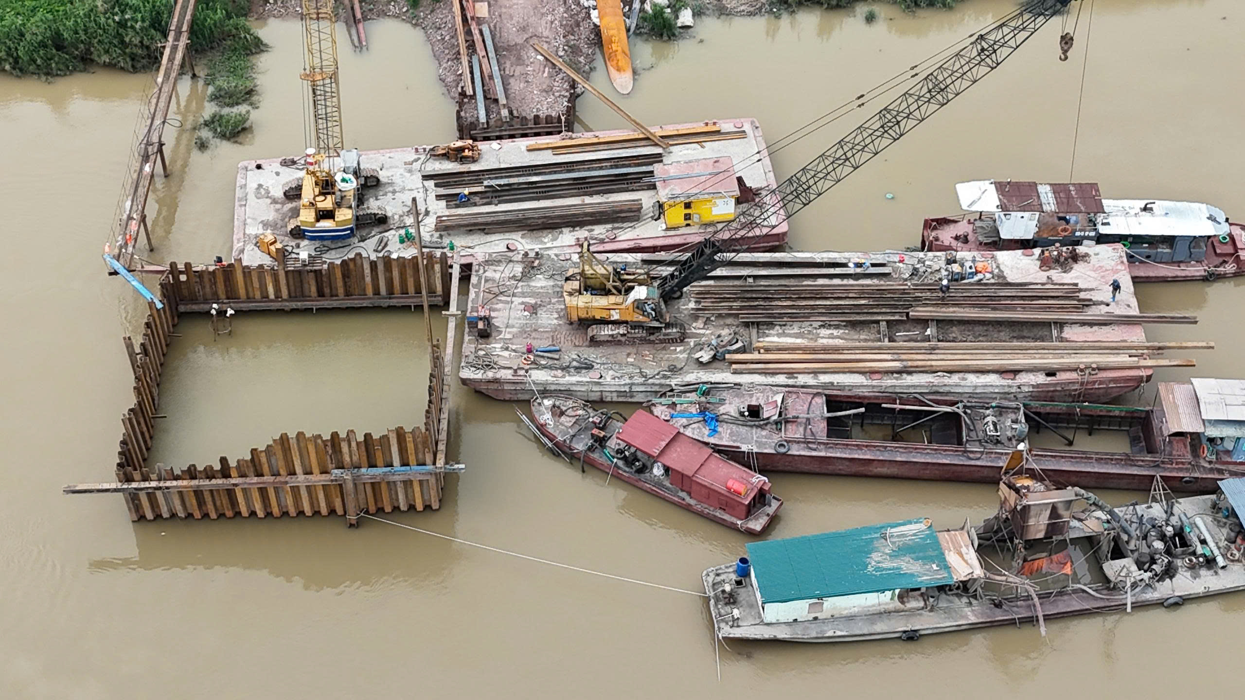 Hơn 100 người chia 3 ca bảo đảm tiến độ xây cầu Cẩm Lý- Ảnh 3. Hơn 100 người chia 3 ca bảo đảm tiến độ xây cầu Cẩm Lý- Ảnh 3.