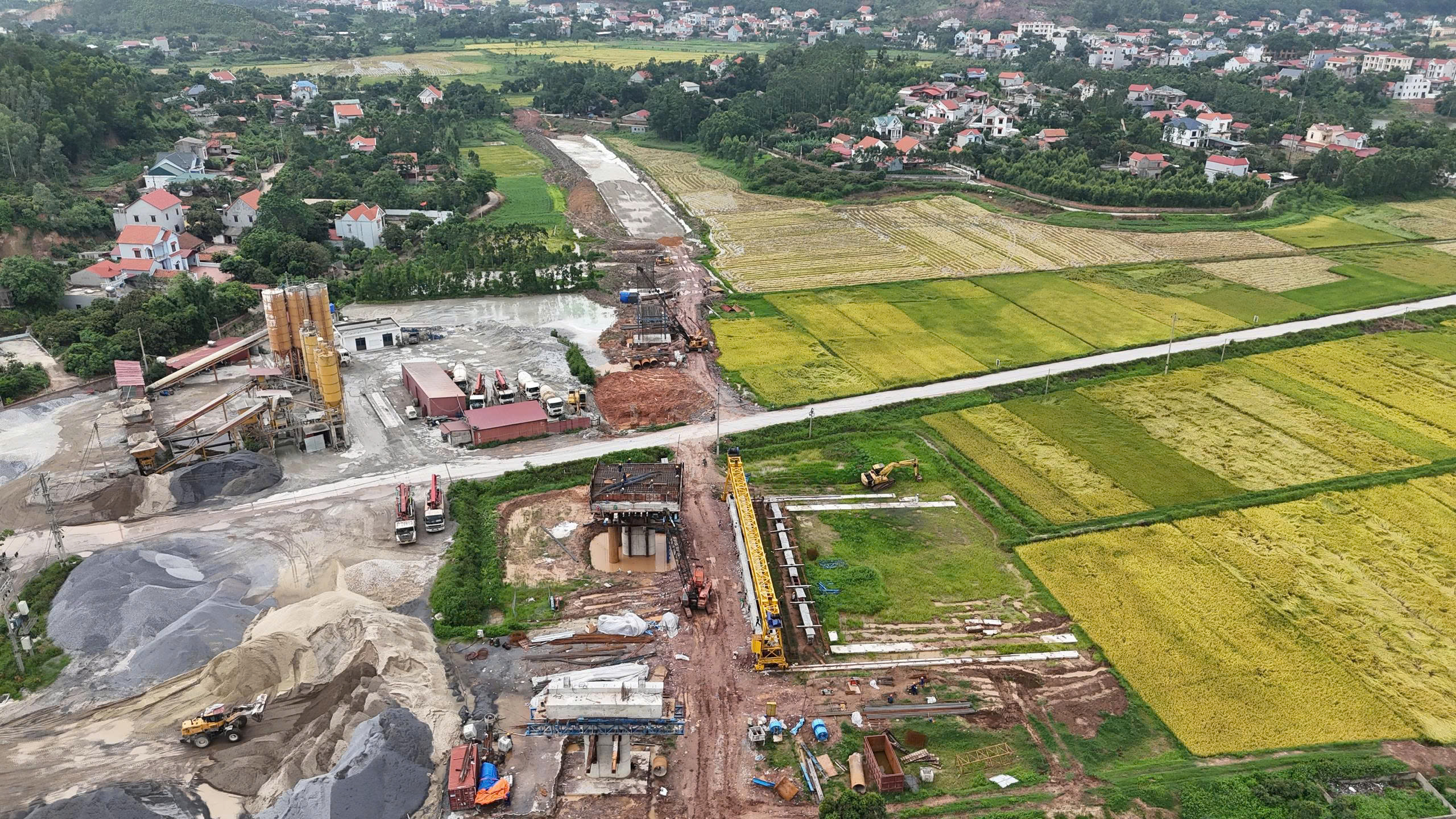 Hơn 100 người chia 3 ca bảo đảm tiến độ xây cầu Cẩm Lý- Ảnh 10. Hơn 100 người chia 3 ca bảo đảm tiến độ xây cầu Cẩm Lý- Ảnh 10.