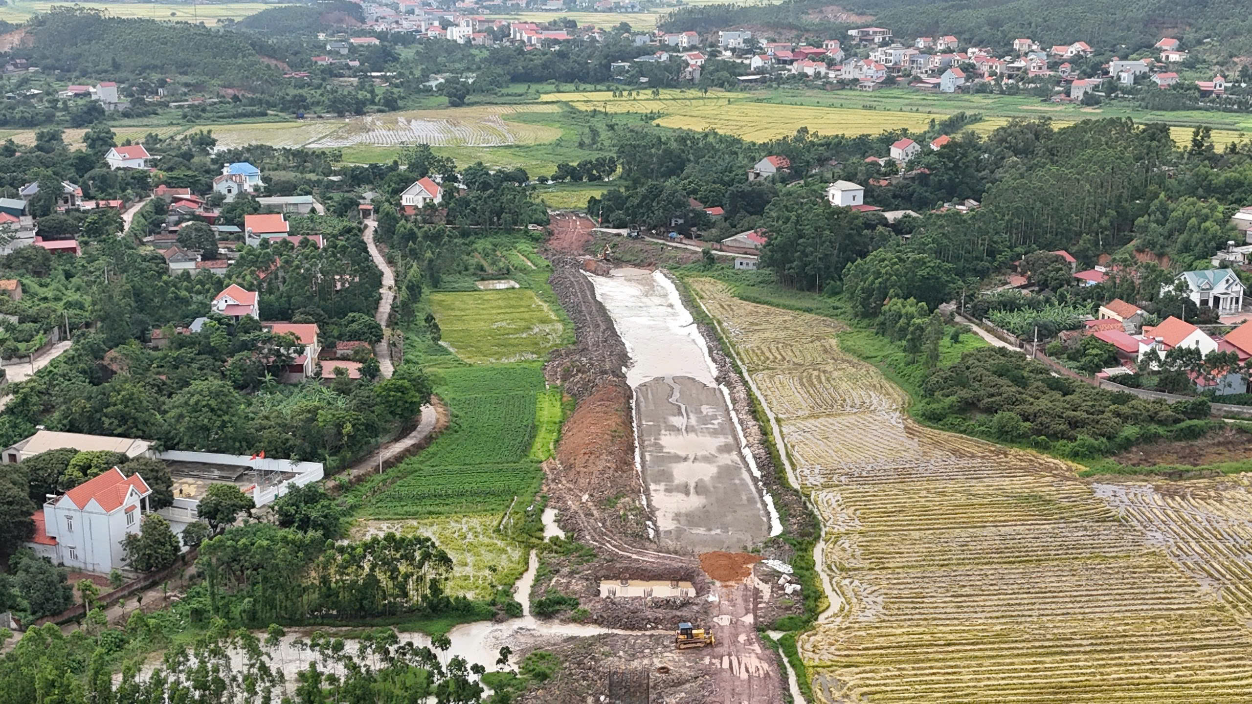 Hơn 100 người chia 3 ca bảo đảm tiến độ xây cầu Cẩm Lý- Ảnh 5. Hơn 100 người chia 3 ca bảo đảm tiến độ xây cầu Cẩm Lý- Ảnh 5.