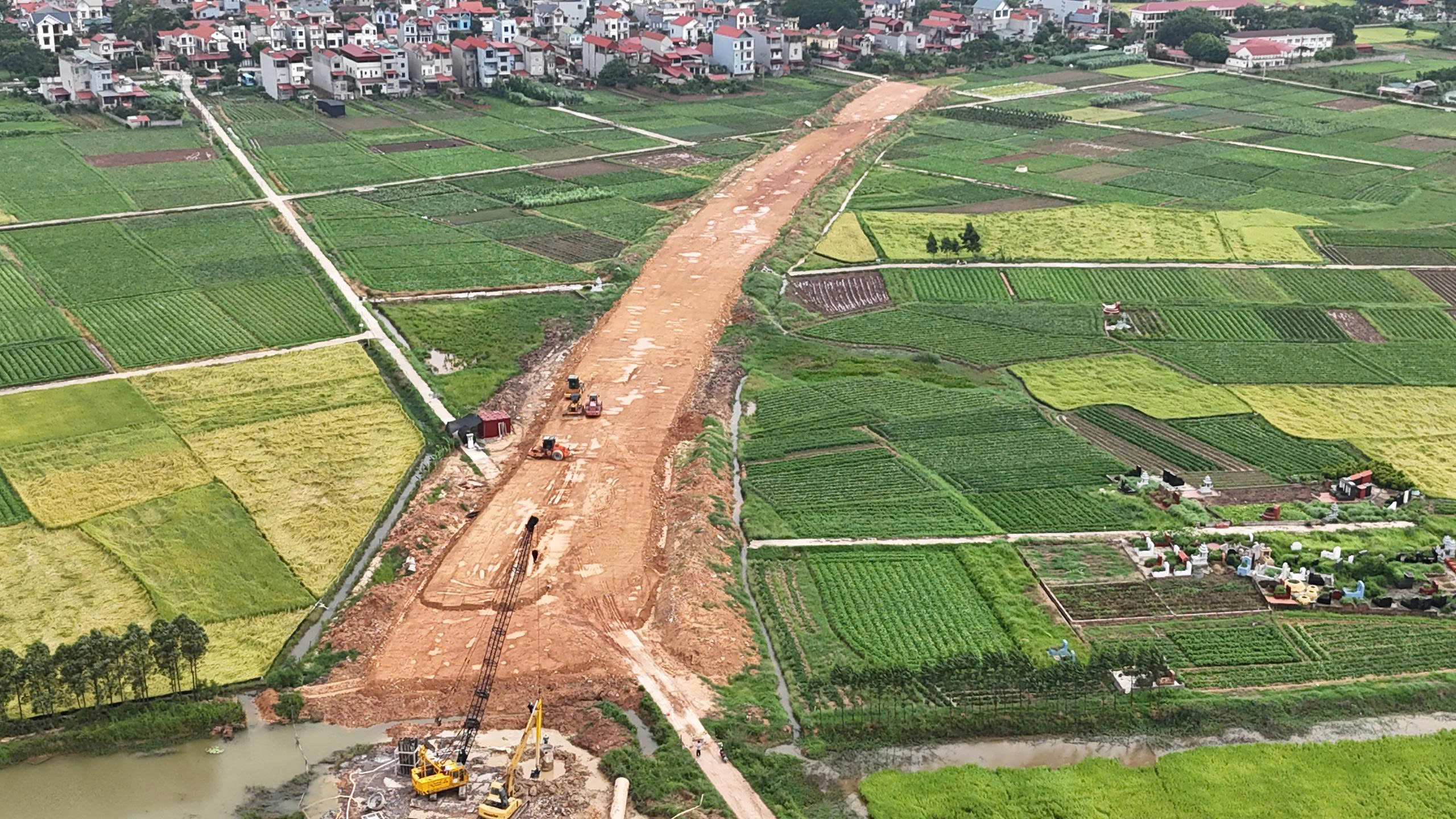 Hơn 100 người chia 3 ca bảo đảm tiến độ xây cầu Cẩm Lý- Ảnh 4. Hơn 100 người chia 3 ca bảo đảm tiến độ xây cầu Cẩm Lý- Ảnh 4.