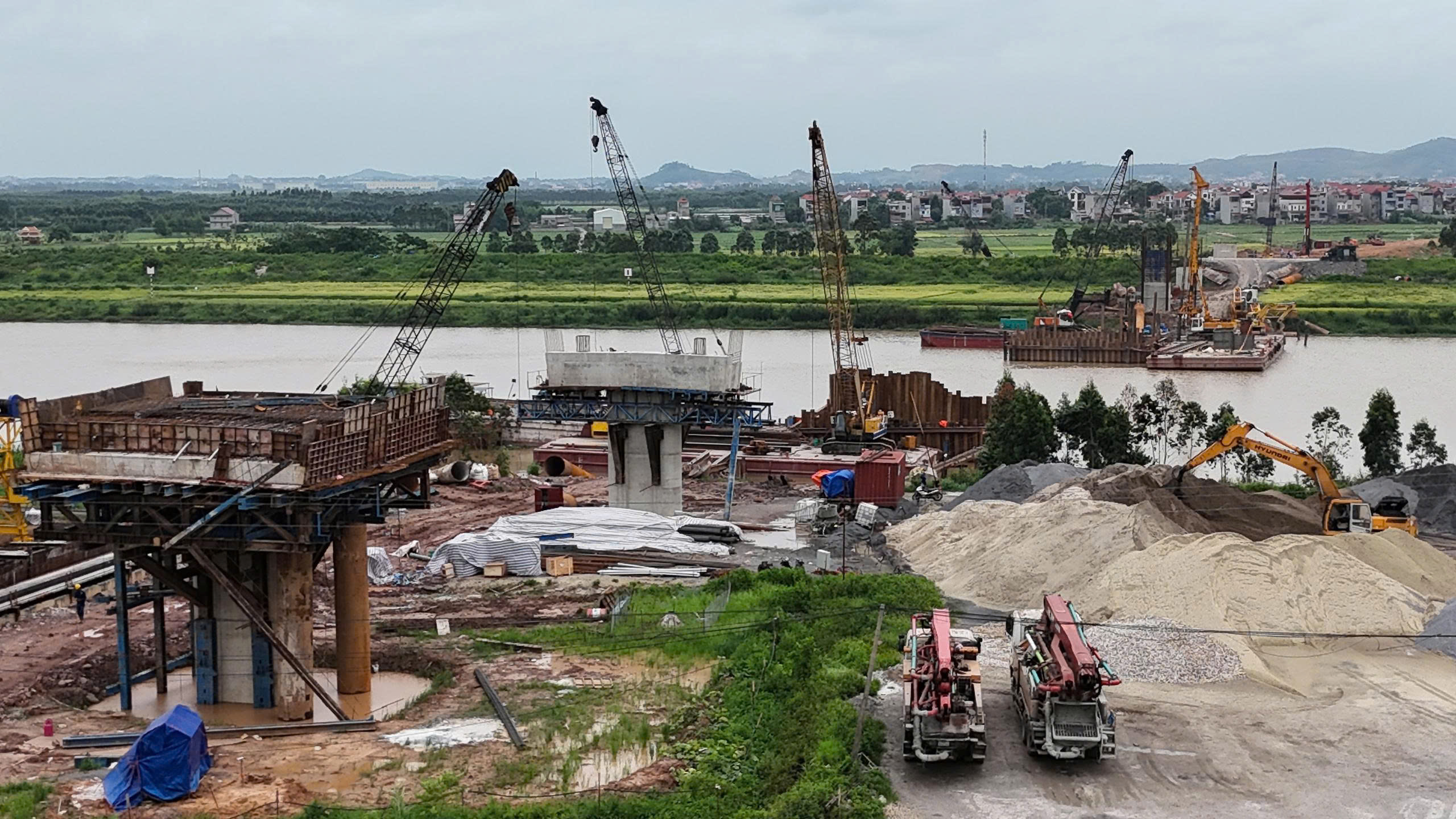 Hơn 100 người chia 3 ca bảo đảm tiến độ xây cầu Cẩm Lý- Ảnh 14. Hơn 100 người chia 3 ca bảo đảm tiến độ xây cầu Cẩm Lý- Ảnh 14.