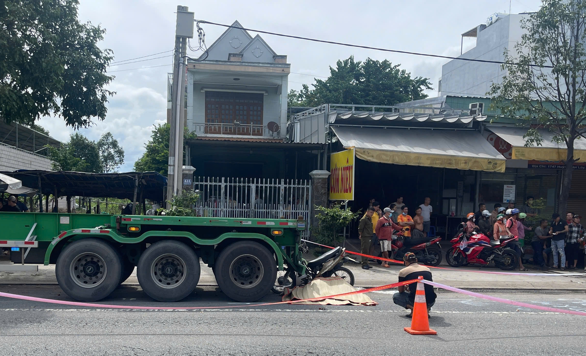 B&igrave;nh Dương: Xe m&aacute;y t&ocirc;ng đu&ocirc;i xe đầu k&eacute;o, một người tử vong- Ảnh 1.
