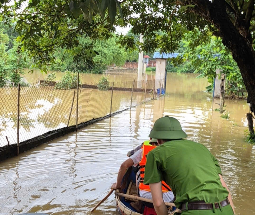 Th&aacute;i Nguy&ecirc;n: Một người bị nước lũ cuốn tr&ecirc;n phố v&agrave; tử vong- Ảnh 1.