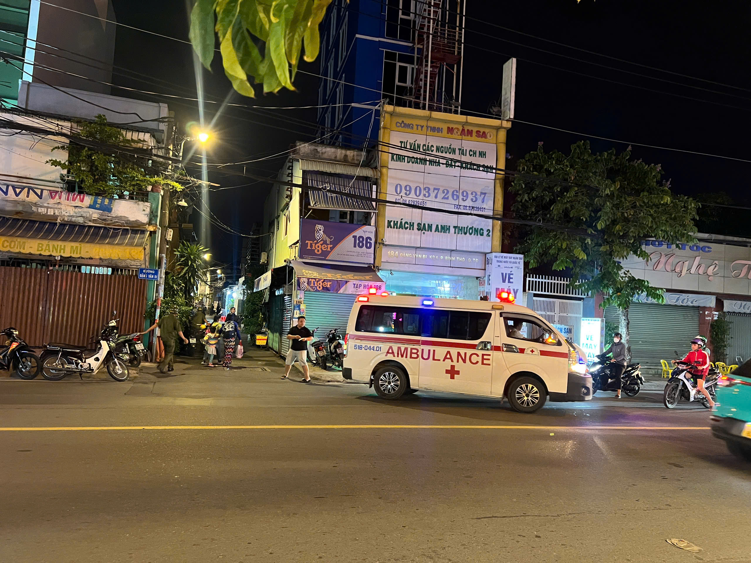 Thanh niên chạy ra đường kêu cứu rồi ngã gục tử vong trước nhà dân- Ảnh 1. Thanh niên chạy ra đường kêu cứu rồi ngã gục tử vong trước nhà dân- Ảnh 1.