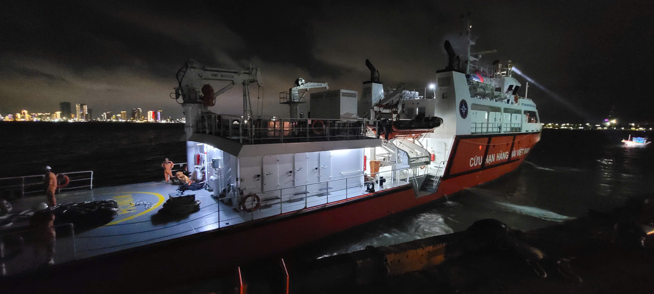 Trắng đêm cứu ngư dân bị đột quỵ trên vùng biển Hoàng Sa- Ảnh 1. Trắng đêm cứu ngư dân bị đột quỵ trên vùng biển Hoàng Sa- Ảnh 1.