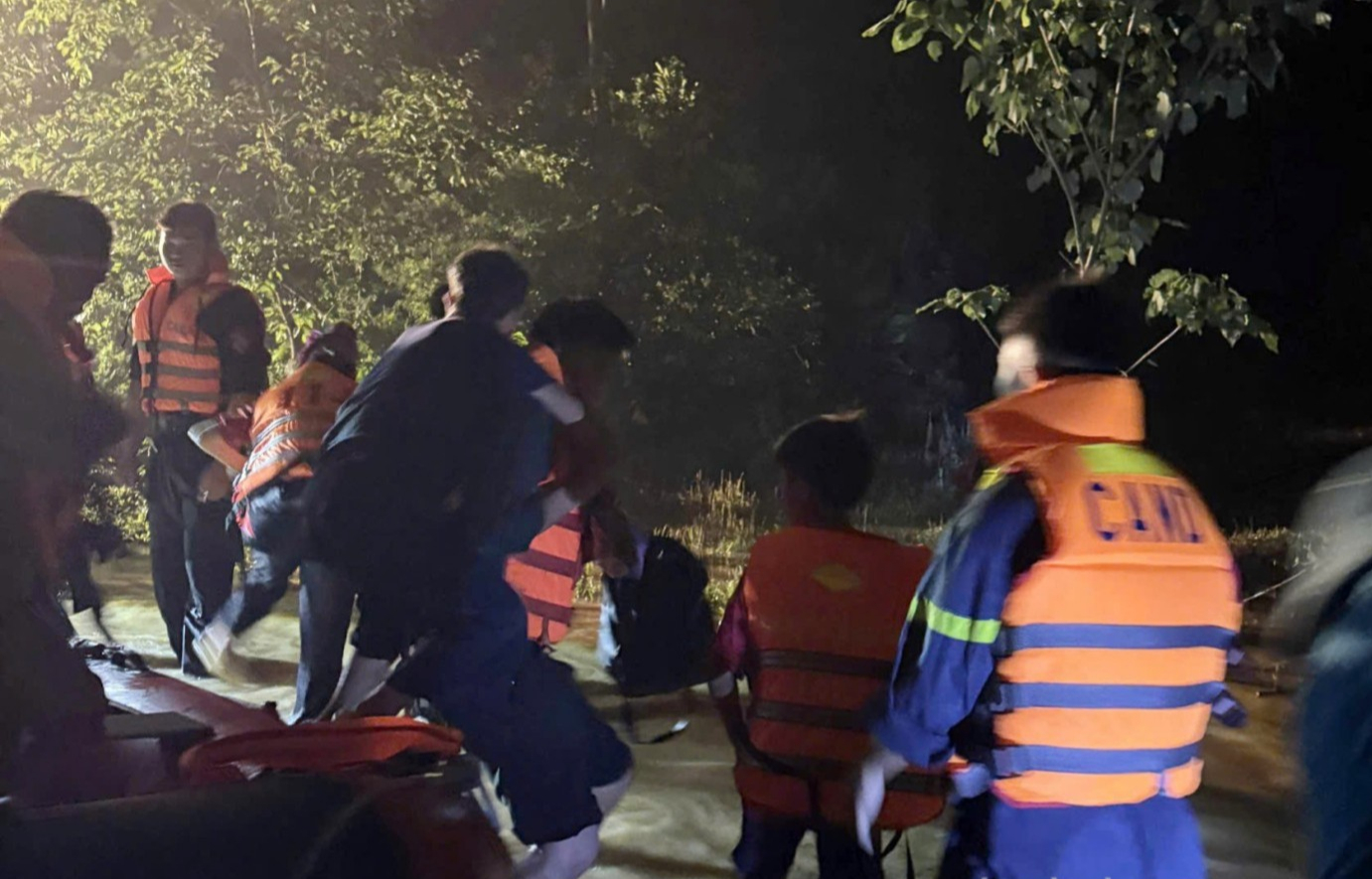 C&ocirc;ng an Lạng Sơn xuy&ecirc;n đ&ecirc;m cứu hộ h&agrave;ng chục người d&acirc;n ra khỏi v&ugrave;ng ngập lụt- Ảnh 1.