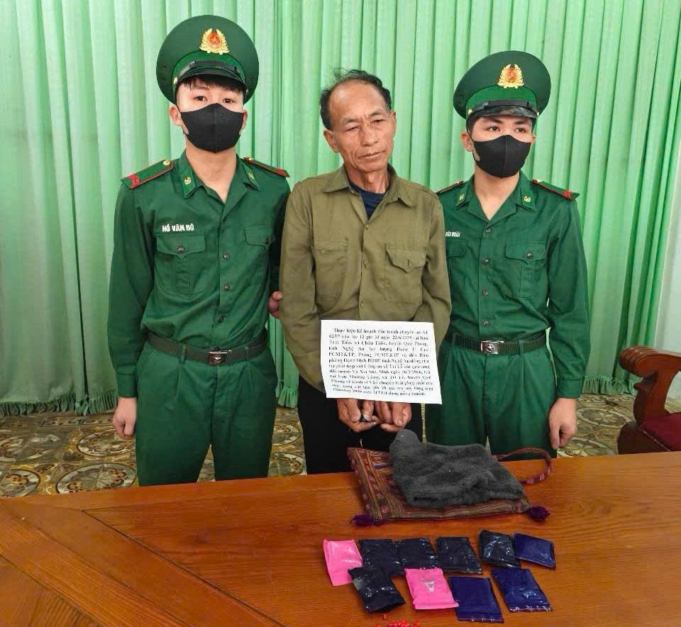 Nghệ An bắt giữ đối tượng vận chuyển 2.000 vi&ecirc;n ma t&uacute;y- Ảnh 1.