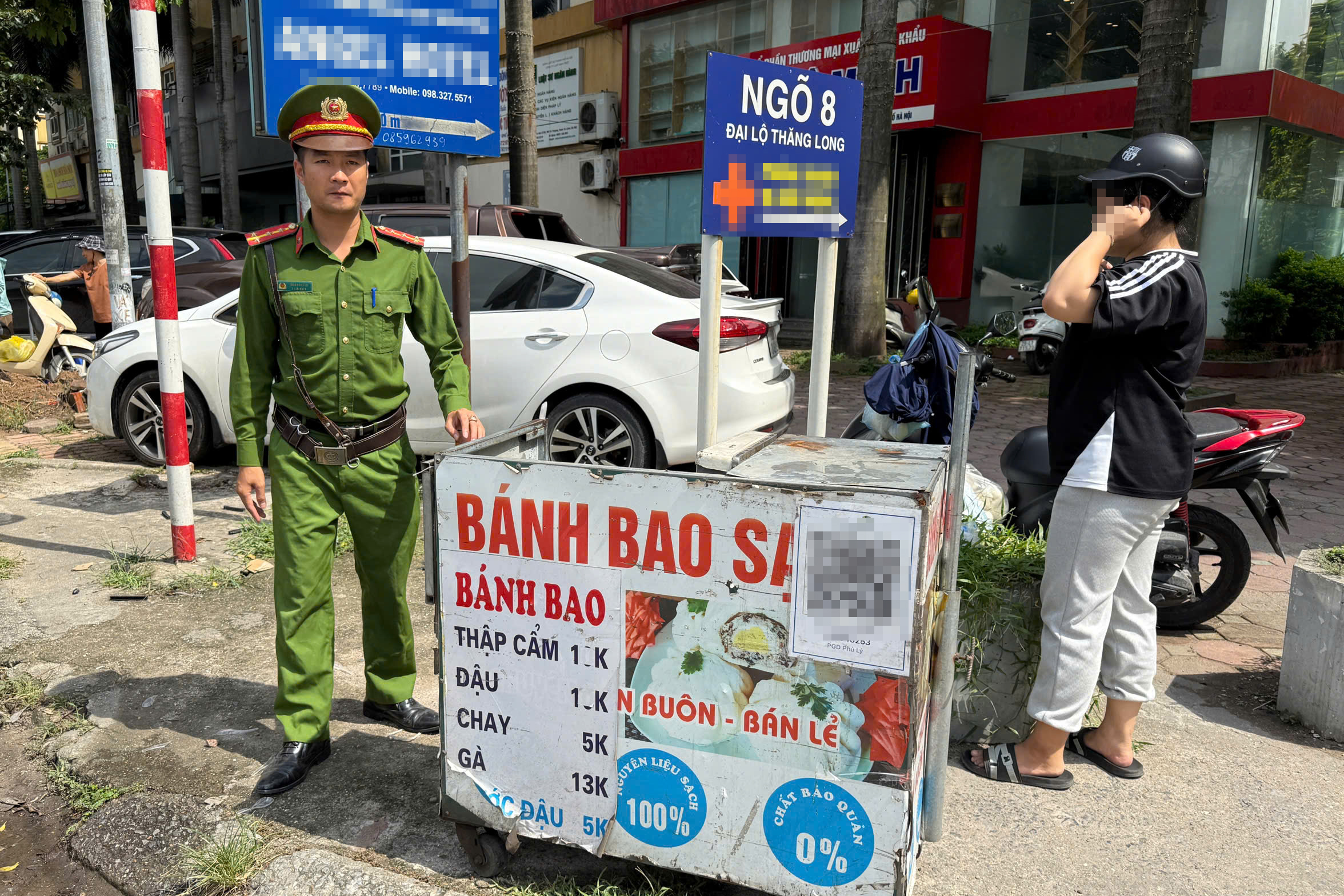 Cảnh s&aacute;t dẹp c&agrave; ph&ecirc; dạo, sạp hoa quả chiếm vỉa h&egrave;, l&ograve;ng đường dọc đại lộ Thăng Long- Ảnh 2.