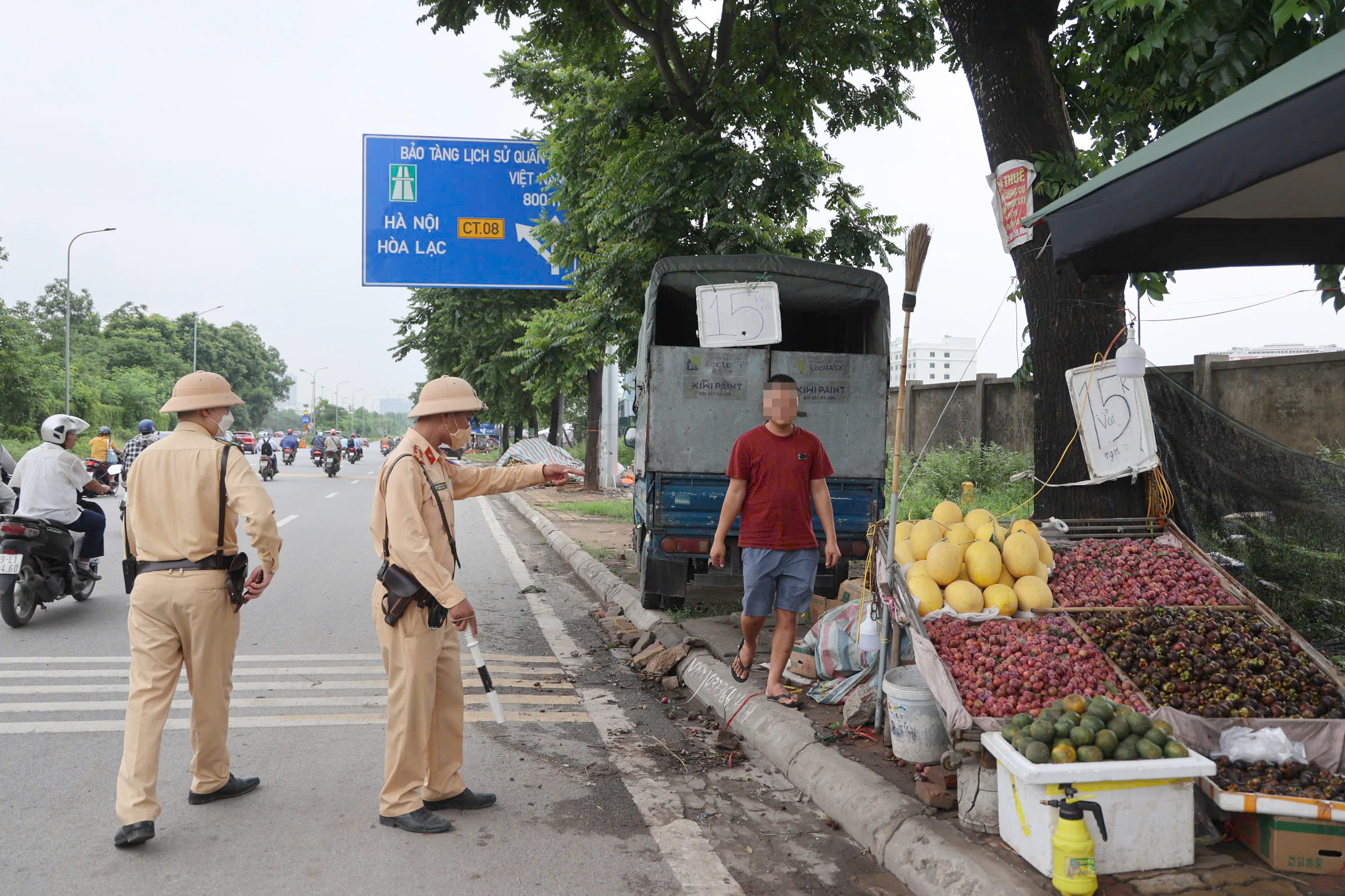 Cảnh s&aacute;t dẹp c&agrave; ph&ecirc; dạo, sạp hoa quả chiếm vỉa h&egrave;, l&ograve;ng đường dọc đại lộ Thăng Long- Ảnh 3.