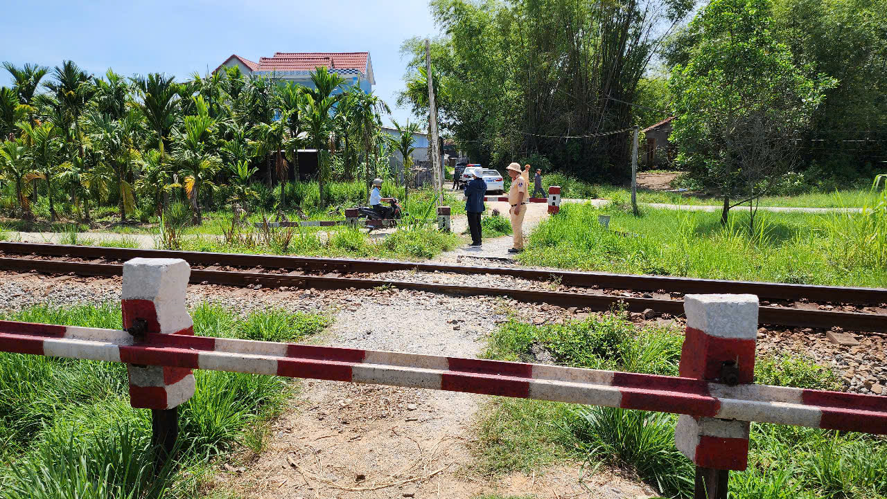 Cách làm hay trong xoá lối đi tự mở qua đường sắt ở Quảng Ngãi- Ảnh 13. Cách làm hay trong xoá lối đi tự mở qua đường sắt ở Quảng Ngãi- Ảnh 13.