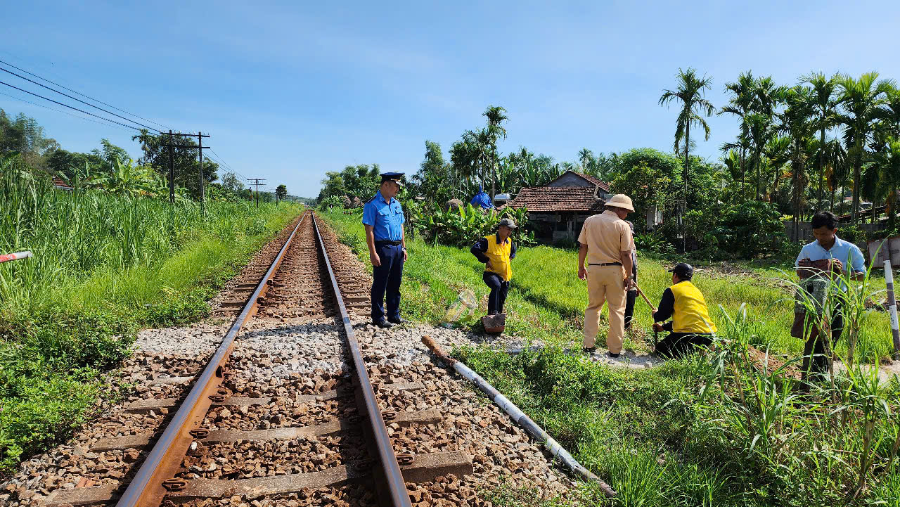 Cách làm hay trong xoá lối đi tự mở qua đường sắt ở Quảng Ngãi- Ảnh 3. Cách làm hay trong xoá lối đi tự mở qua đường sắt ở Quảng Ngãi- Ảnh 3.