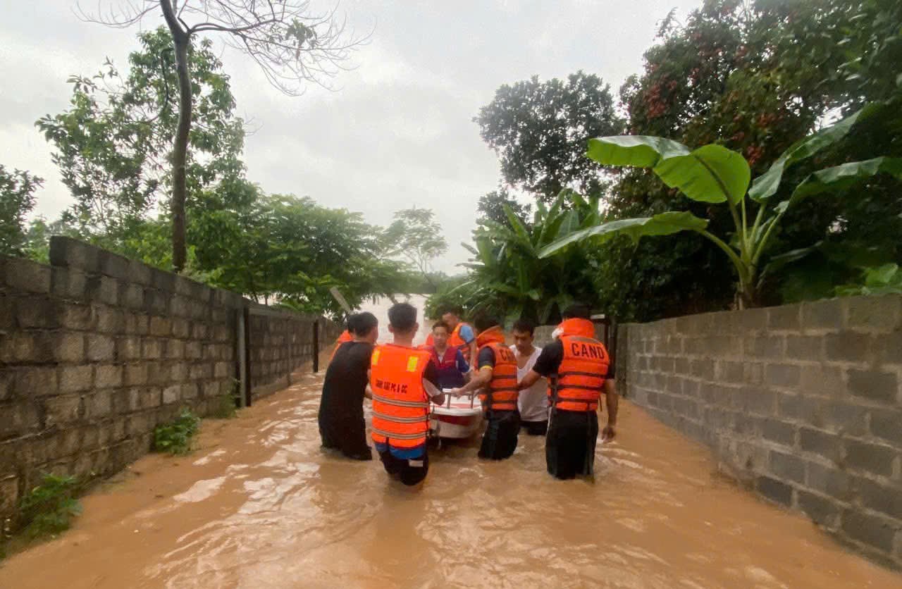 C&ocirc;ng an Th&aacute;i Nguy&ecirc;n gi&uacute;p d&acirc;n giữa t&acirc;m lũ- Ảnh 1.