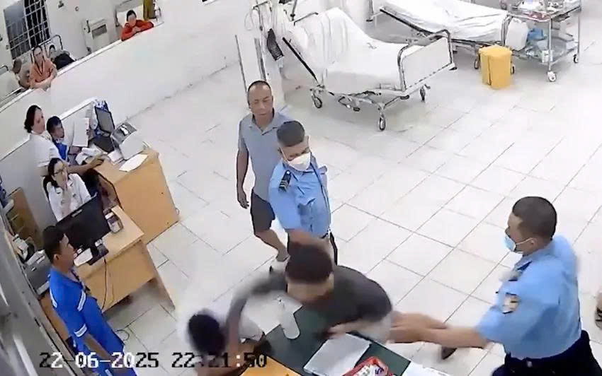Tạm giữ thanh ni&ecirc;n đấm v&agrave;o mặt nh&acirc;n vi&ecirc;n y tế tại bệnh viện- Ảnh 1.