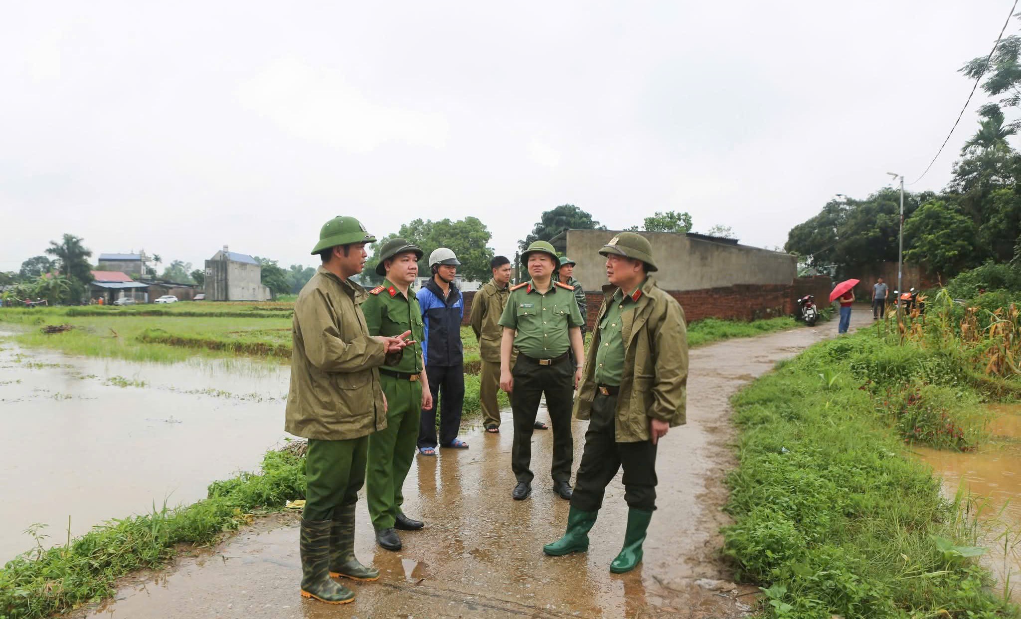 C&ocirc;ng an Th&aacute;i Nguy&ecirc;n gi&uacute;p d&acirc;n giữa t&acirc;m lũ- Ảnh 4.