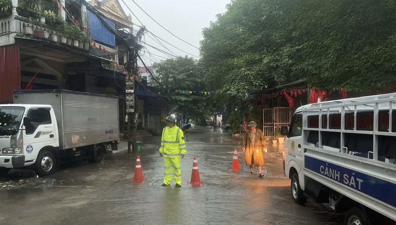 C&ocirc;ng an Th&aacute;i Nguy&ecirc;n gi&uacute;p d&acirc;n giữa t&acirc;m lũ- Ảnh 2.