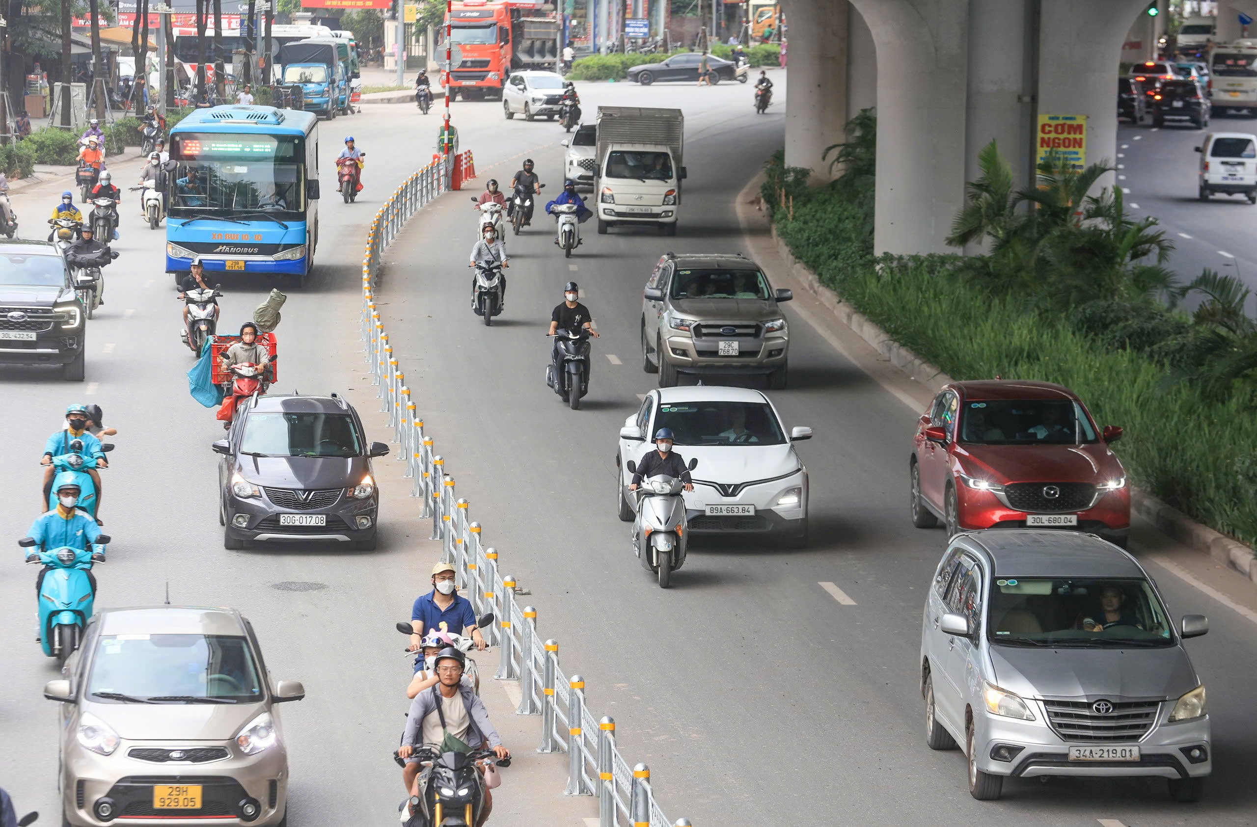 Cận cảnh đường Phạm Văn Đồng, V&otilde; Ch&iacute; C&ocirc;ng sau ph&acirc;n l&agrave;n- Ảnh 1.