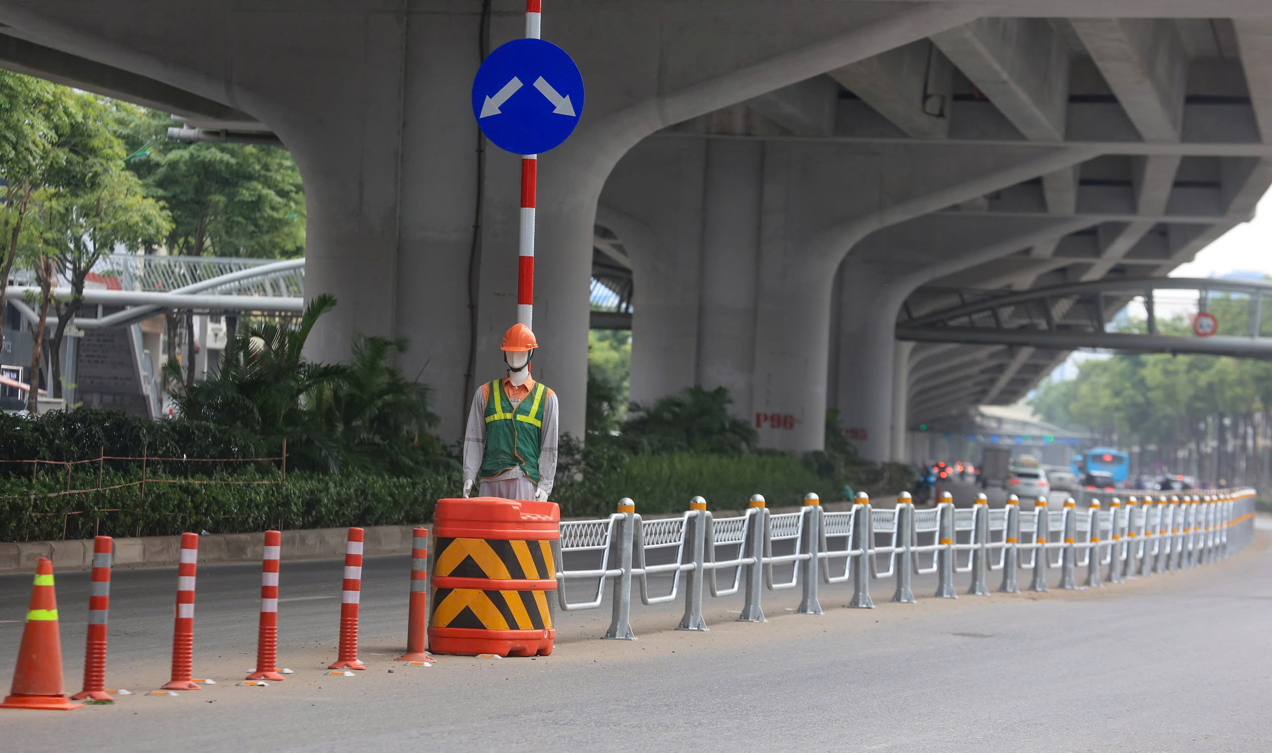 Cận cảnh đường Phạm Văn Đồng, V&otilde; Ch&iacute; C&ocirc;ng sau ph&acirc;n l&agrave;n- Ảnh 2.