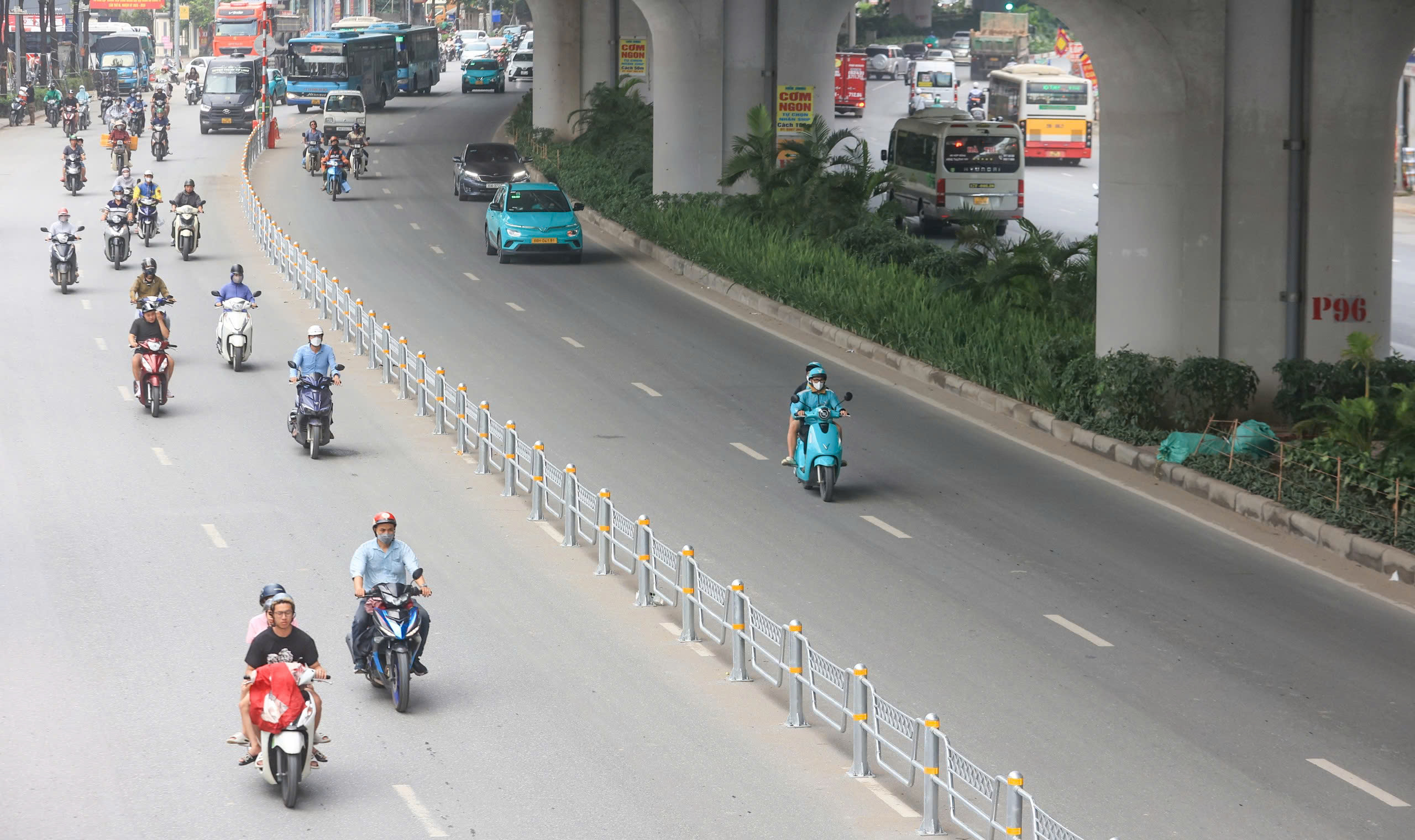 Cận cảnh đường Phạm Văn Đồng, V&otilde; Ch&iacute; C&ocirc;ng sau ph&acirc;n l&agrave;n- Ảnh 3.