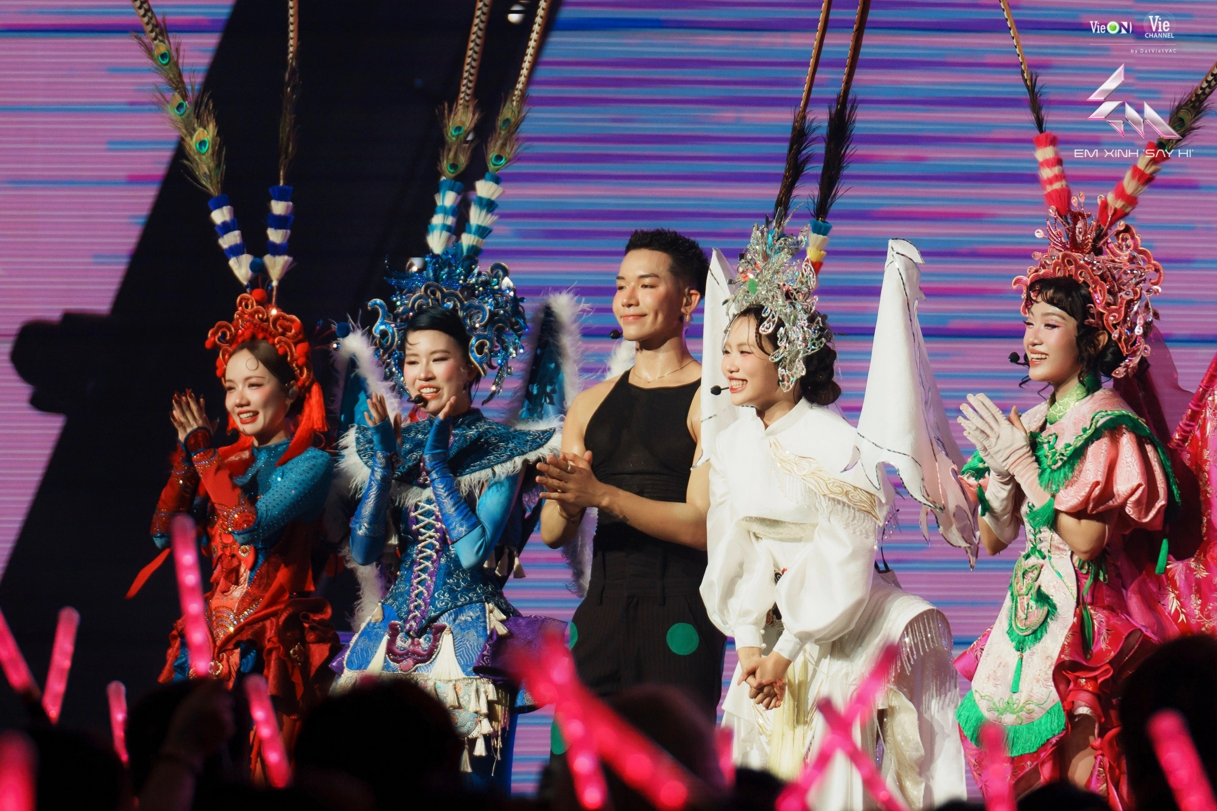 Em xinh say hi g&acirc;y nhiều tranh c&atilde;i d&ugrave; lọt top trending- Ảnh 2.