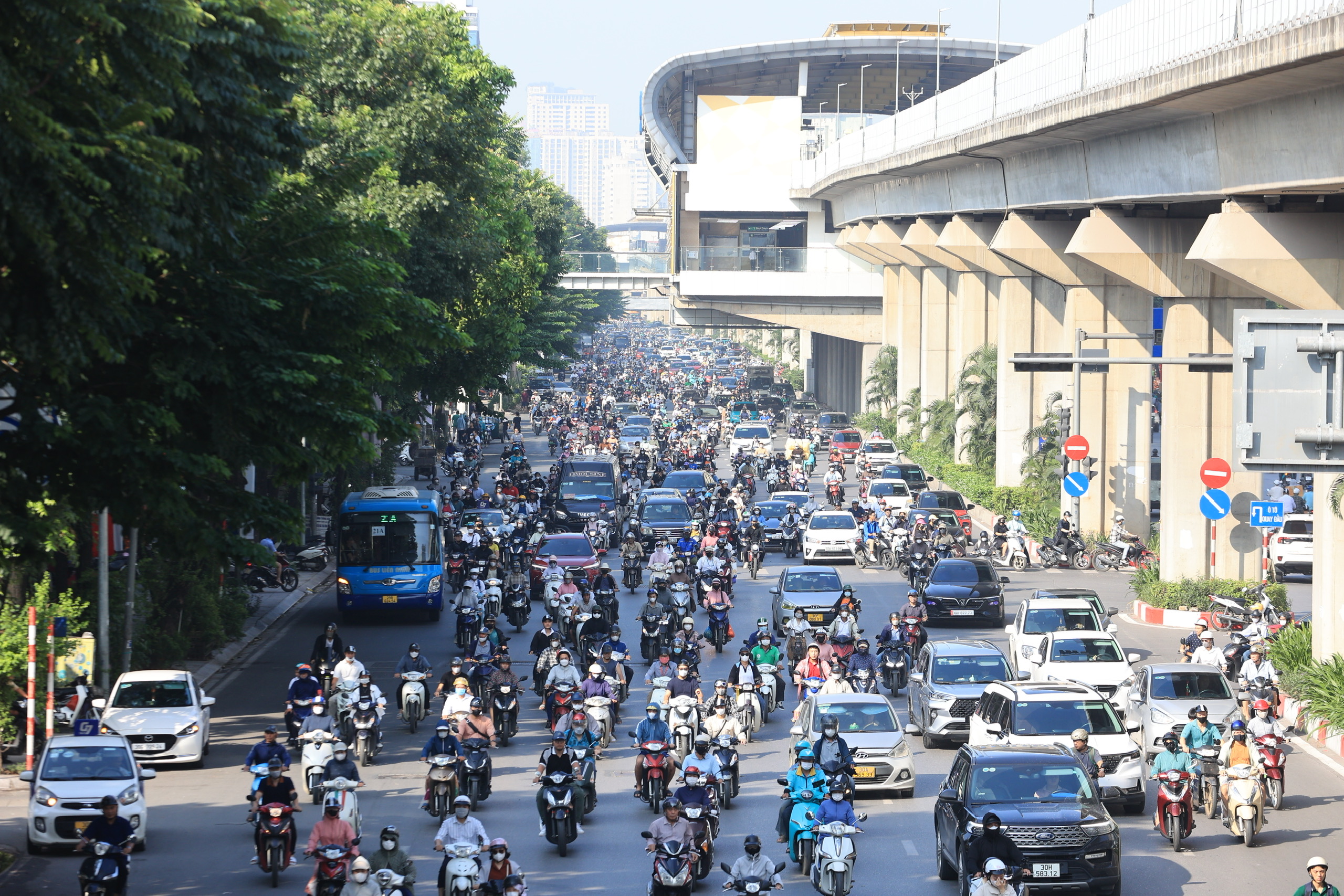 Cận cảnh đường Phạm Văn Đồng, V&otilde; Ch&iacute; C&ocirc;ng sau ph&acirc;n l&agrave;n- Ảnh 9.