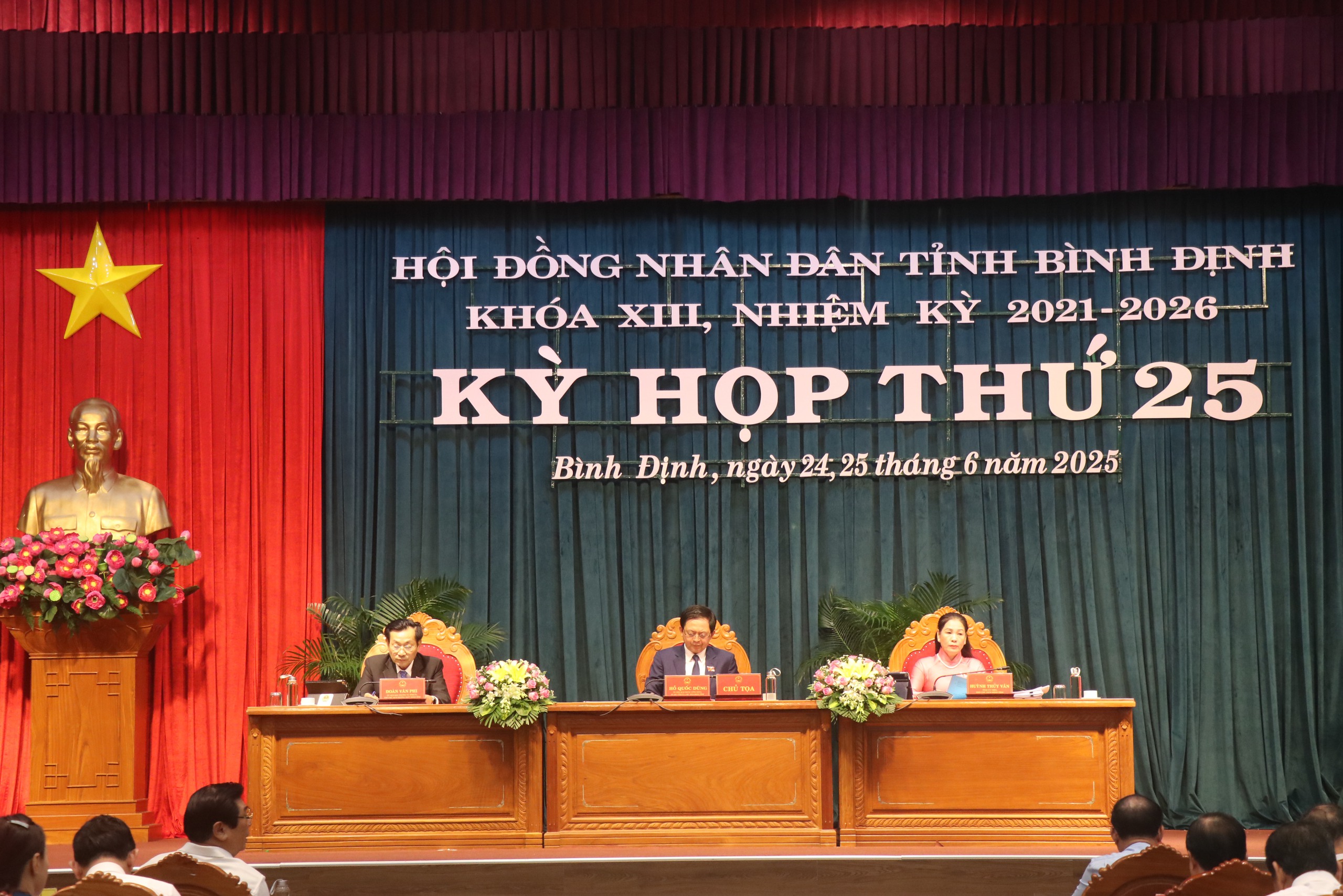 HĐND tỉnh B&igrave;nh Định b&agrave;n loạt nội dung lớn tại kỳ họp cuối c&ugrave;ng trước s&aacute;p nhập- Ảnh 2.