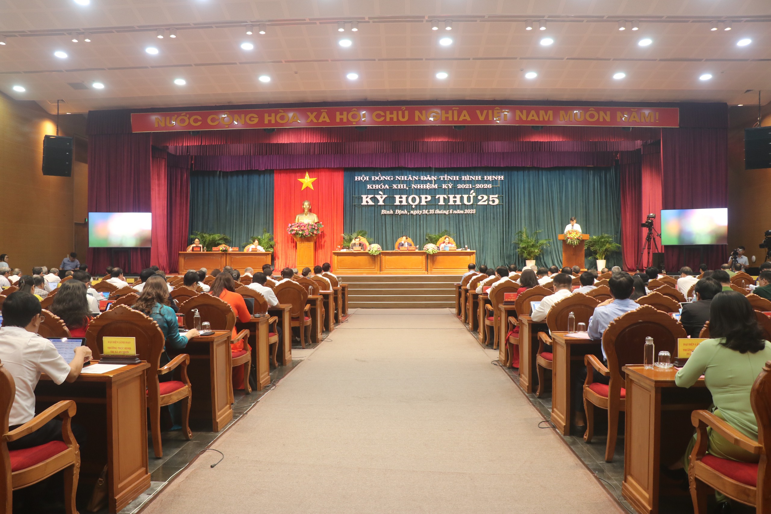 HĐND tỉnh B&igrave;nh Định b&agrave;n loạt nội dung lớn tại kỳ họp cuối c&ugrave;ng trước s&aacute;p nhập- Ảnh 3.