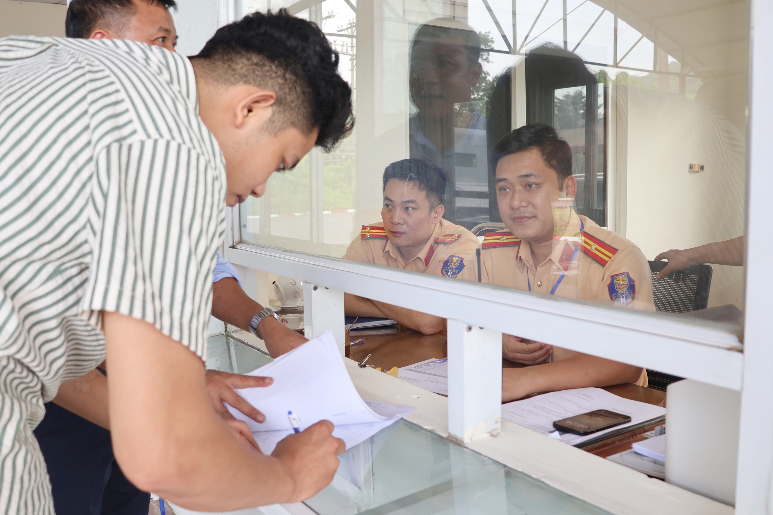 CSGT H&agrave; Nội tổ chức kỳ s&aacute;t hạch l&aacute;i xe đầu ti&ecirc;n, nhiều học vi&ecirc;n thi đạt- Ảnh 12.