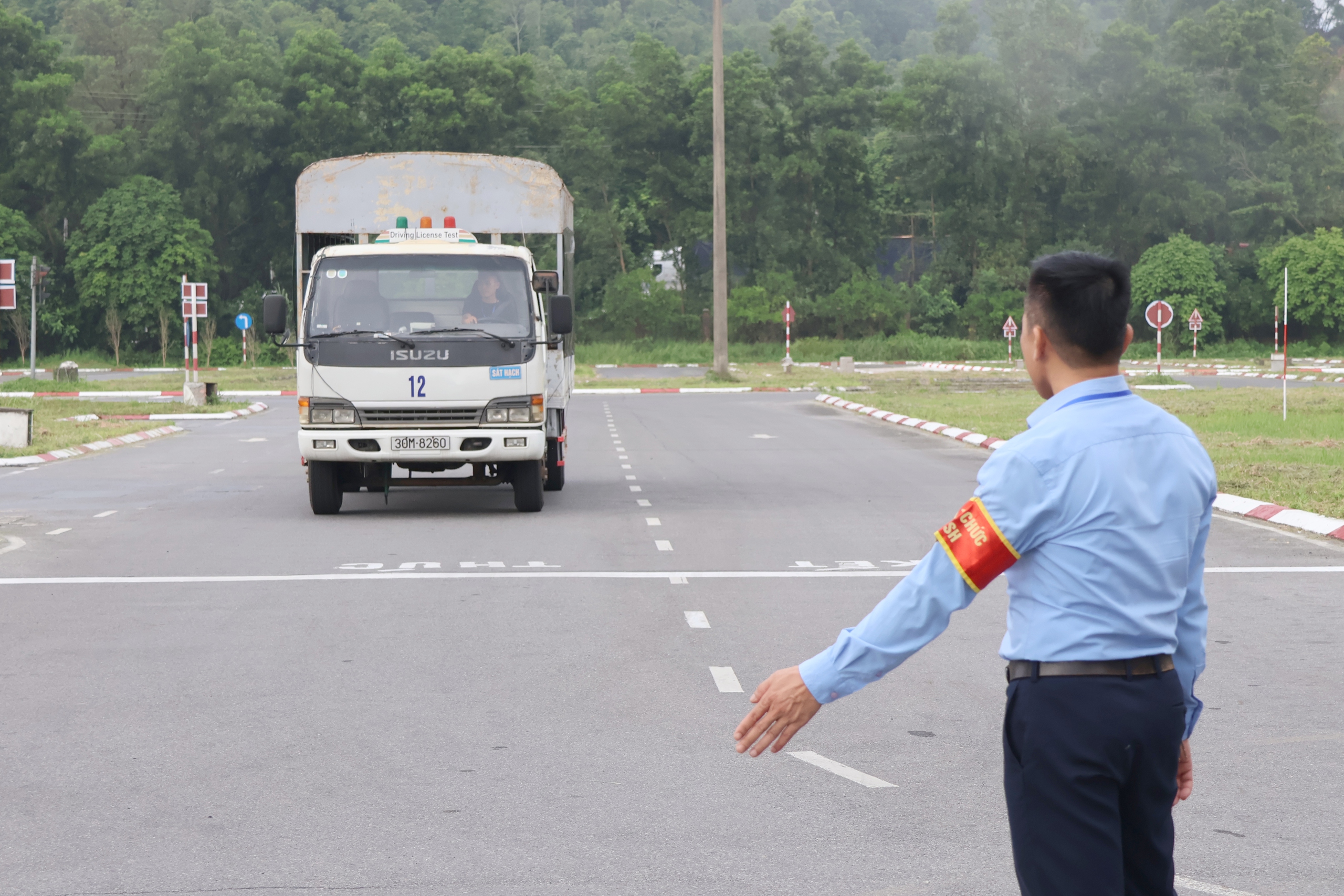 H&agrave; Nội tổ chức 12 kỳ s&aacute;t hạch GPLX trong một tuần, gần 1.300 th&iacute; sinh dự thi- Ảnh 2.