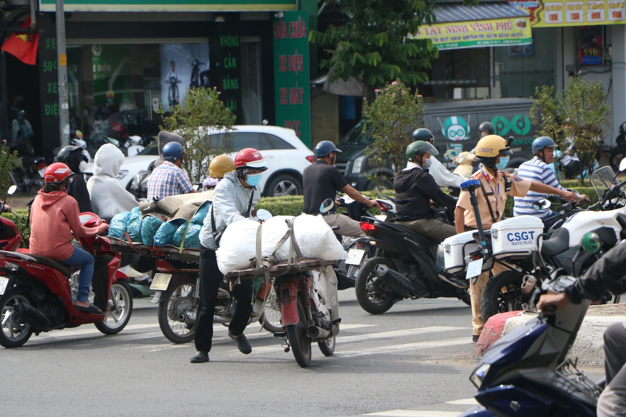 CSGT TP.HCM xử phạt h&agrave;ng loạt xe tự chế chở h&agrave;ng cồng kềnh- Ảnh 1.