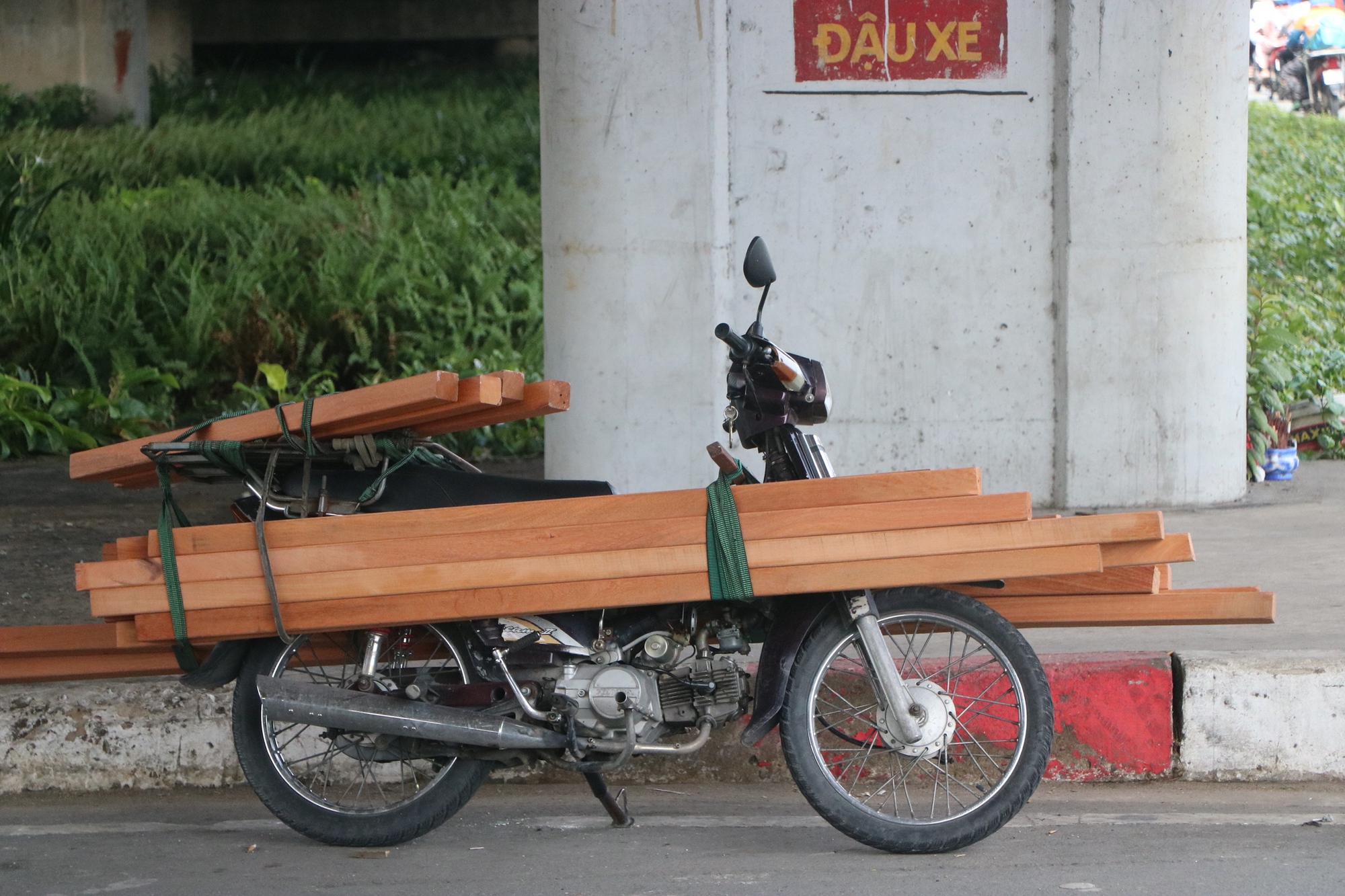 CSGT TP.HCM xử phạt h&agrave;ng loạt xe tự chế chở h&agrave;ng cồng kềnh- Ảnh 2.