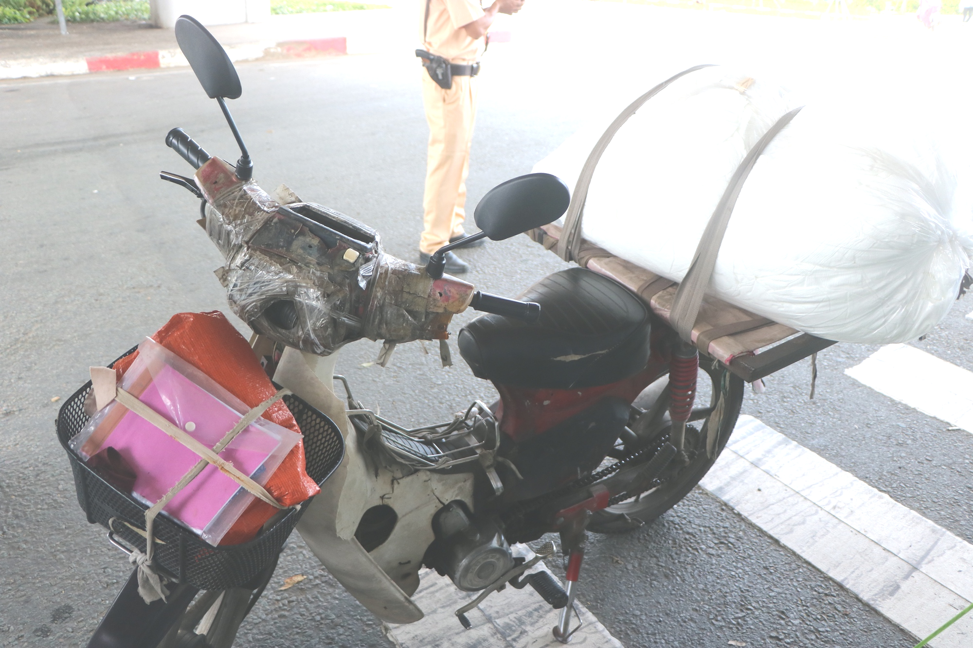 CSGT TP.HCM xử phạt h&agrave;ng loạt xe tự chế chở h&agrave;ng cồng kềnh- Ảnh 3.