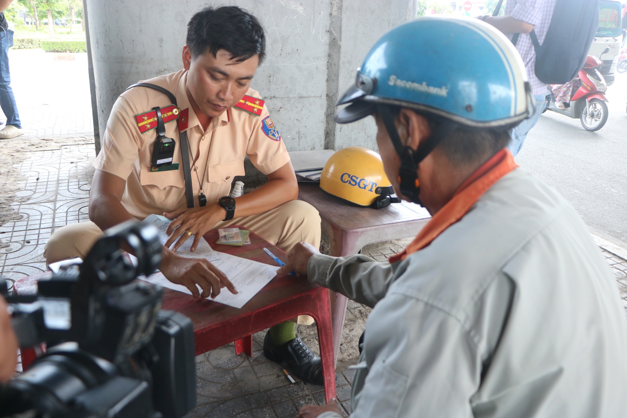 CSGT TP.HCM xử phạt h&agrave;ng loạt xe tự chế chở h&agrave;ng cồng kềnh- Ảnh 4.